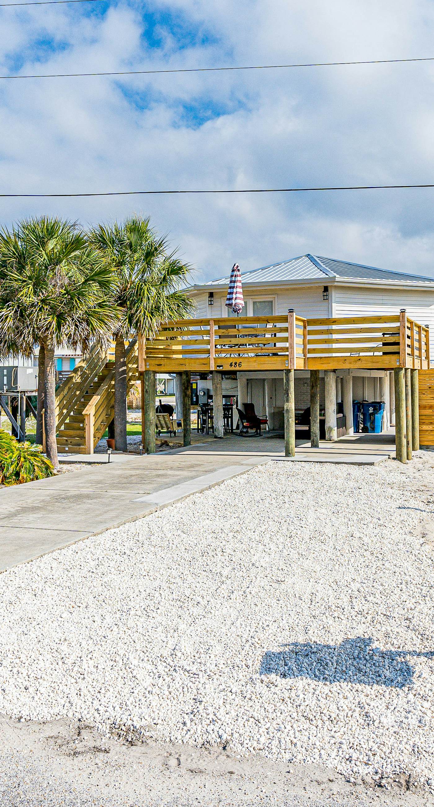 Dog-friendly beach stay with a balcony, grill, outdoor bar, swing, W&D, & AC