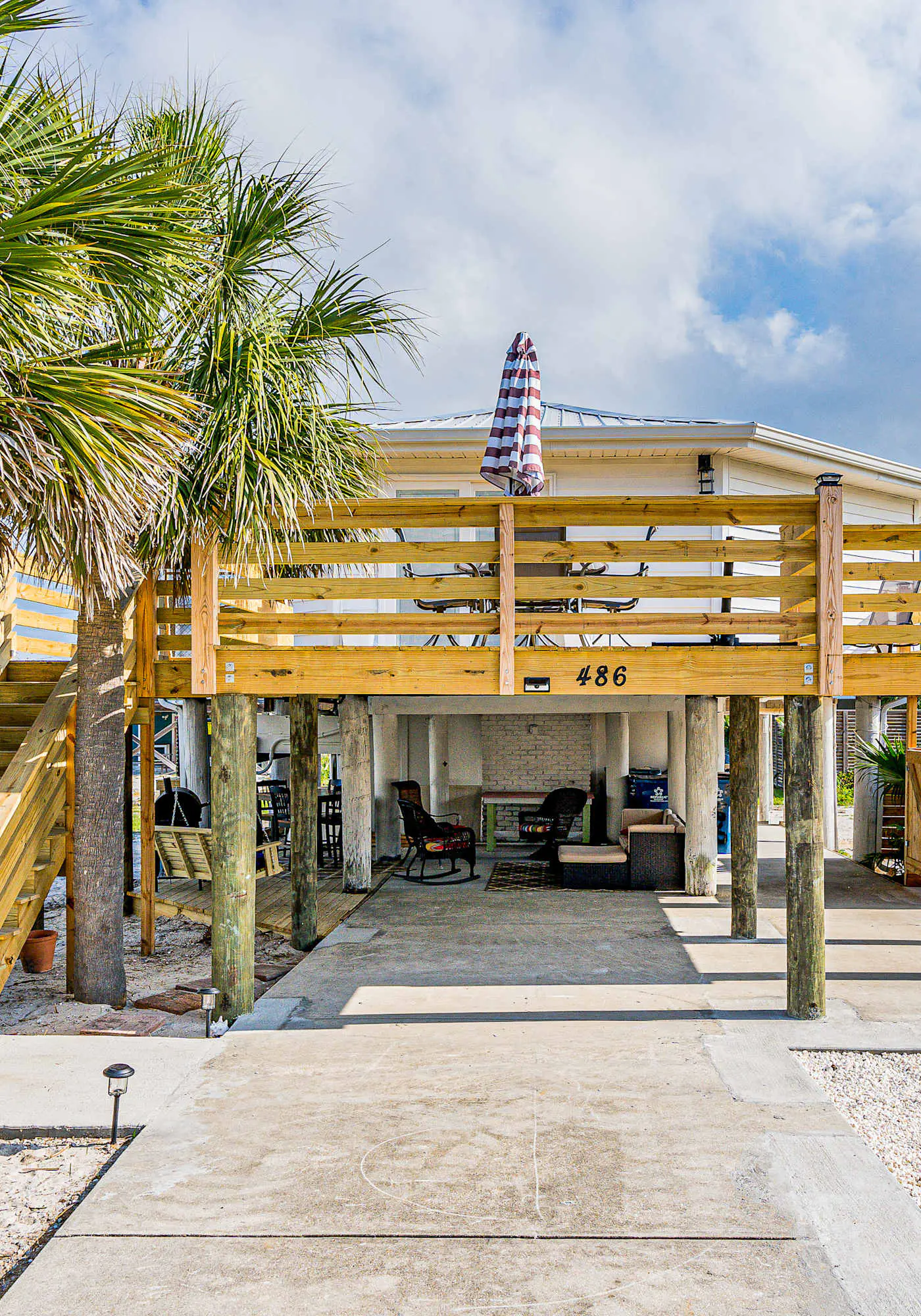 Dog-friendly beach stay with a balcony, grill, outdoor bar, swing, W&D, & AC