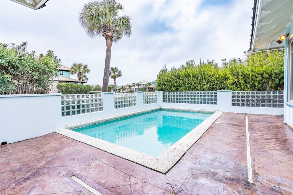 Water-view cottage on the lake near the beach with private pool, patio, W&D, AC