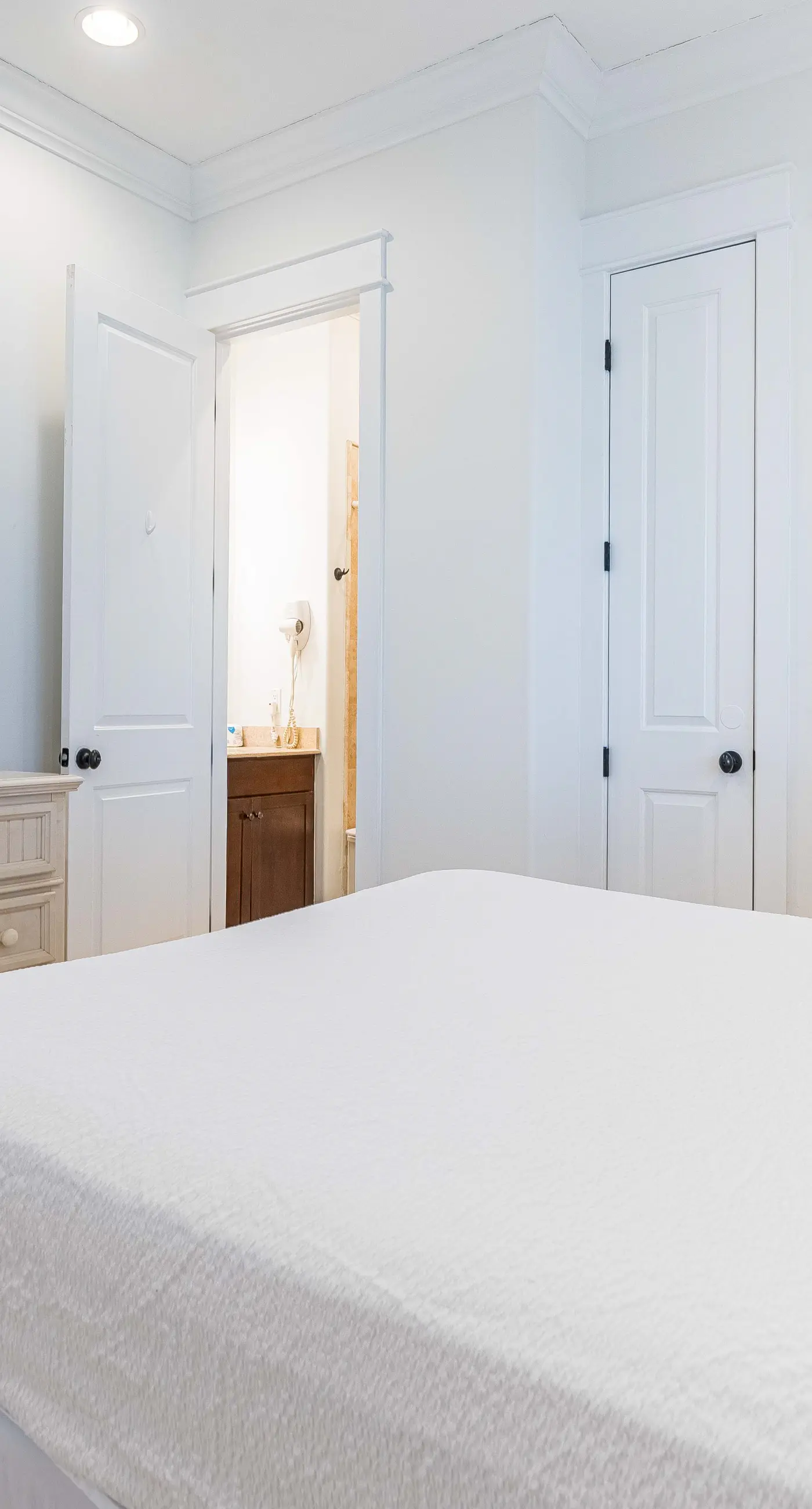 Water-view cottage on the lake near the beach with private pool, patio, W&D, AC