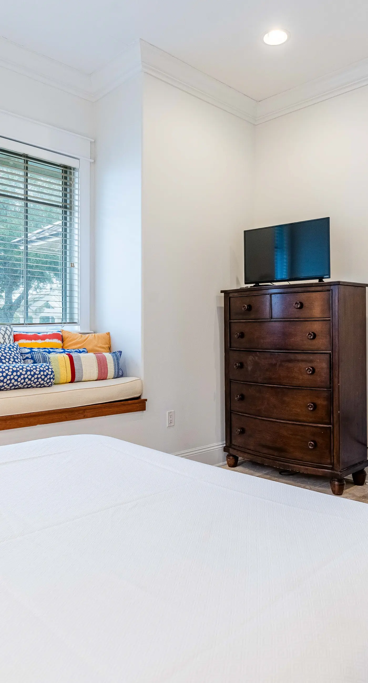 Water-view cottage on the lake near the beach with private pool, patio, W&D, AC