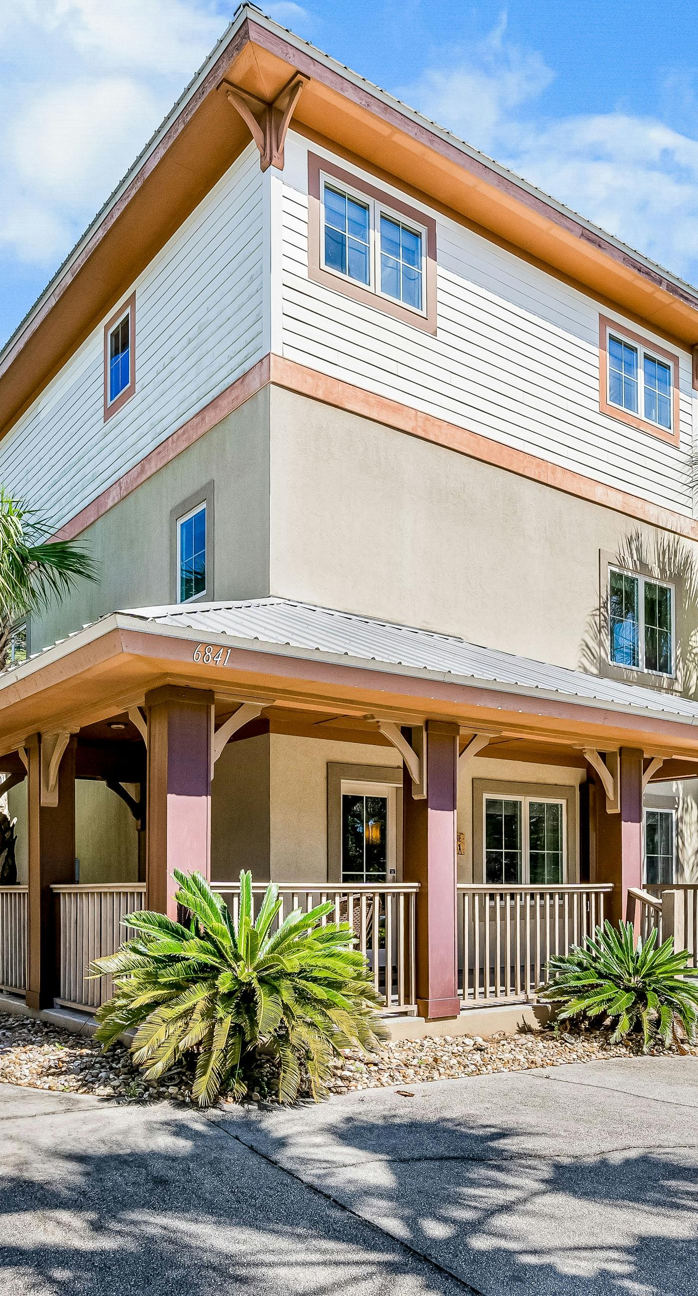 Elegant house with pool, on-site golf,  & wraparound porch