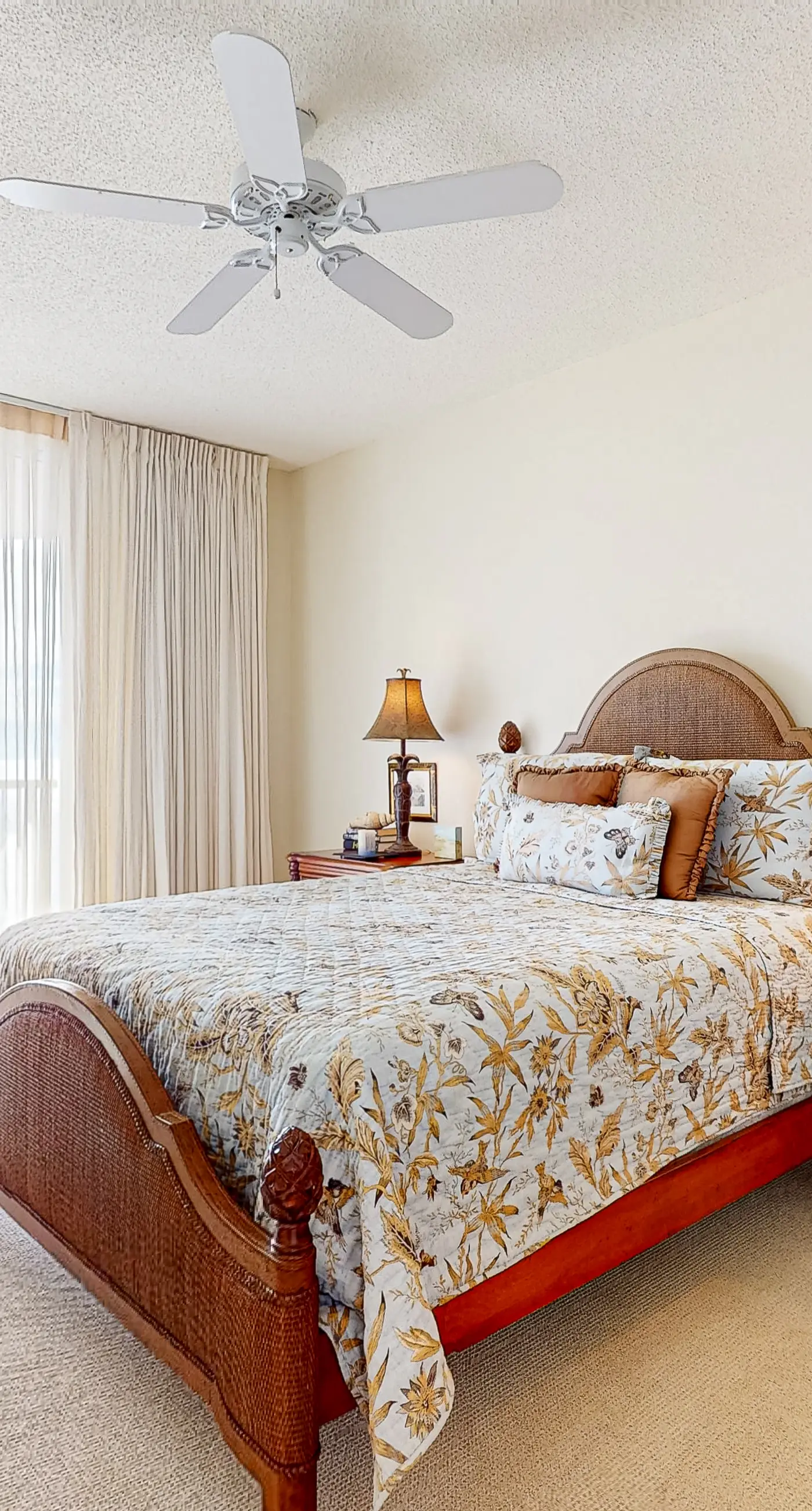 Gulf-front 10th-floor condo with beach views, sauna, gym, volleyball, pools, AC