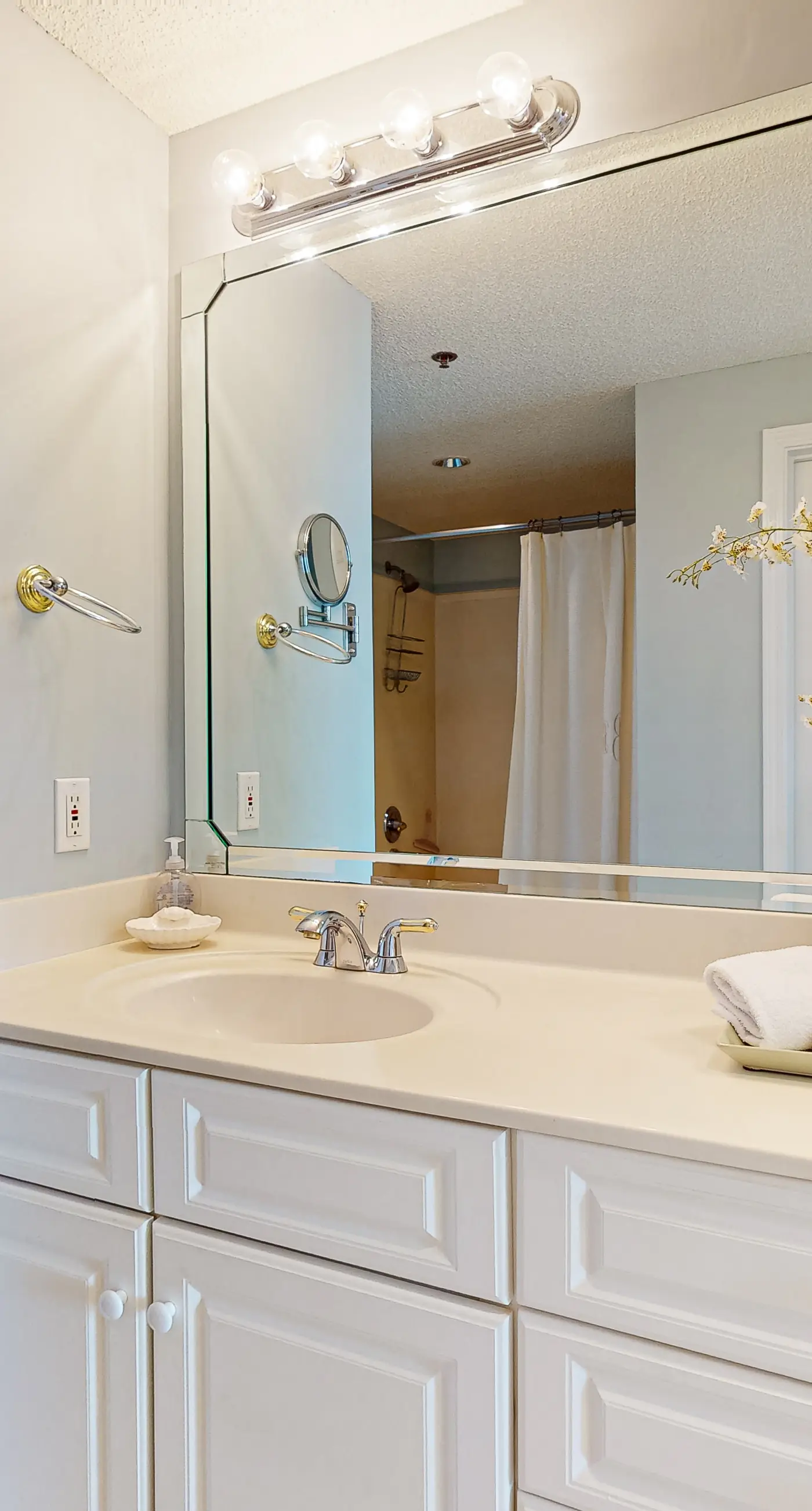 Gulf-front 10th-floor condo with beach views, sauna, gym, volleyball, pools, AC