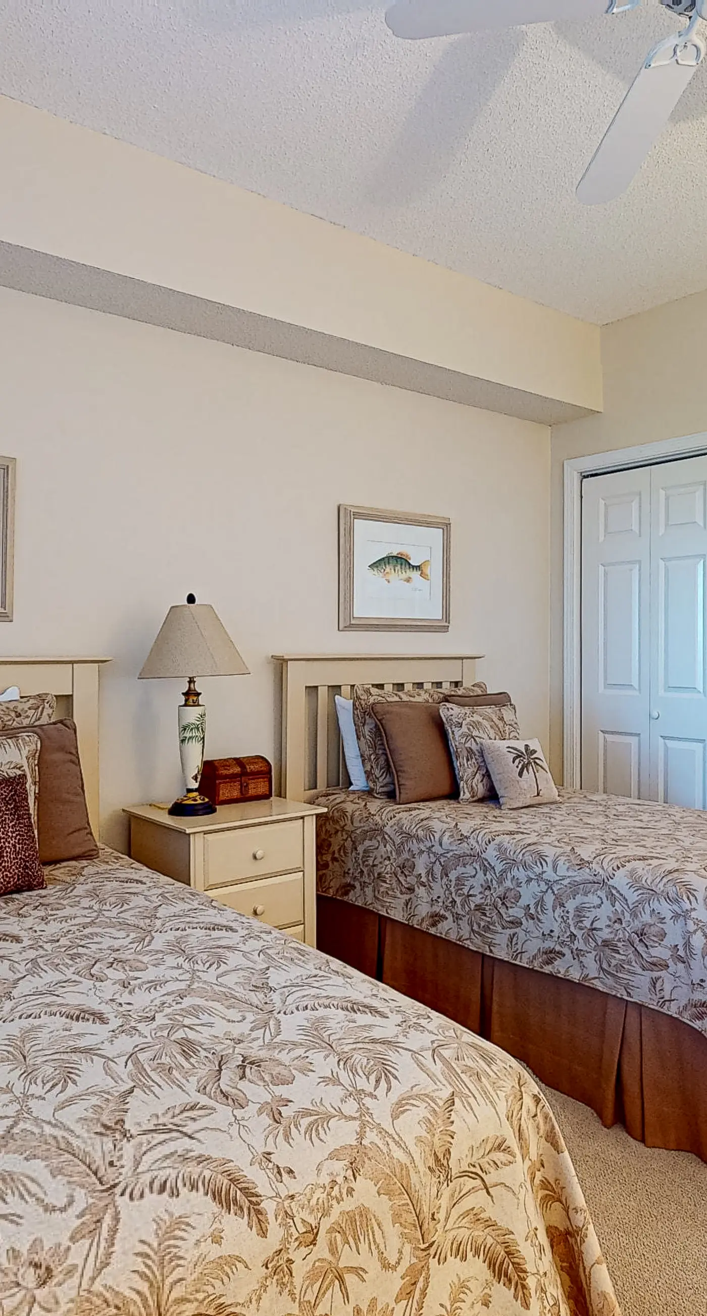 Gulf-front 10th-floor condo with beach views, sauna, gym, volleyball, pools, AC