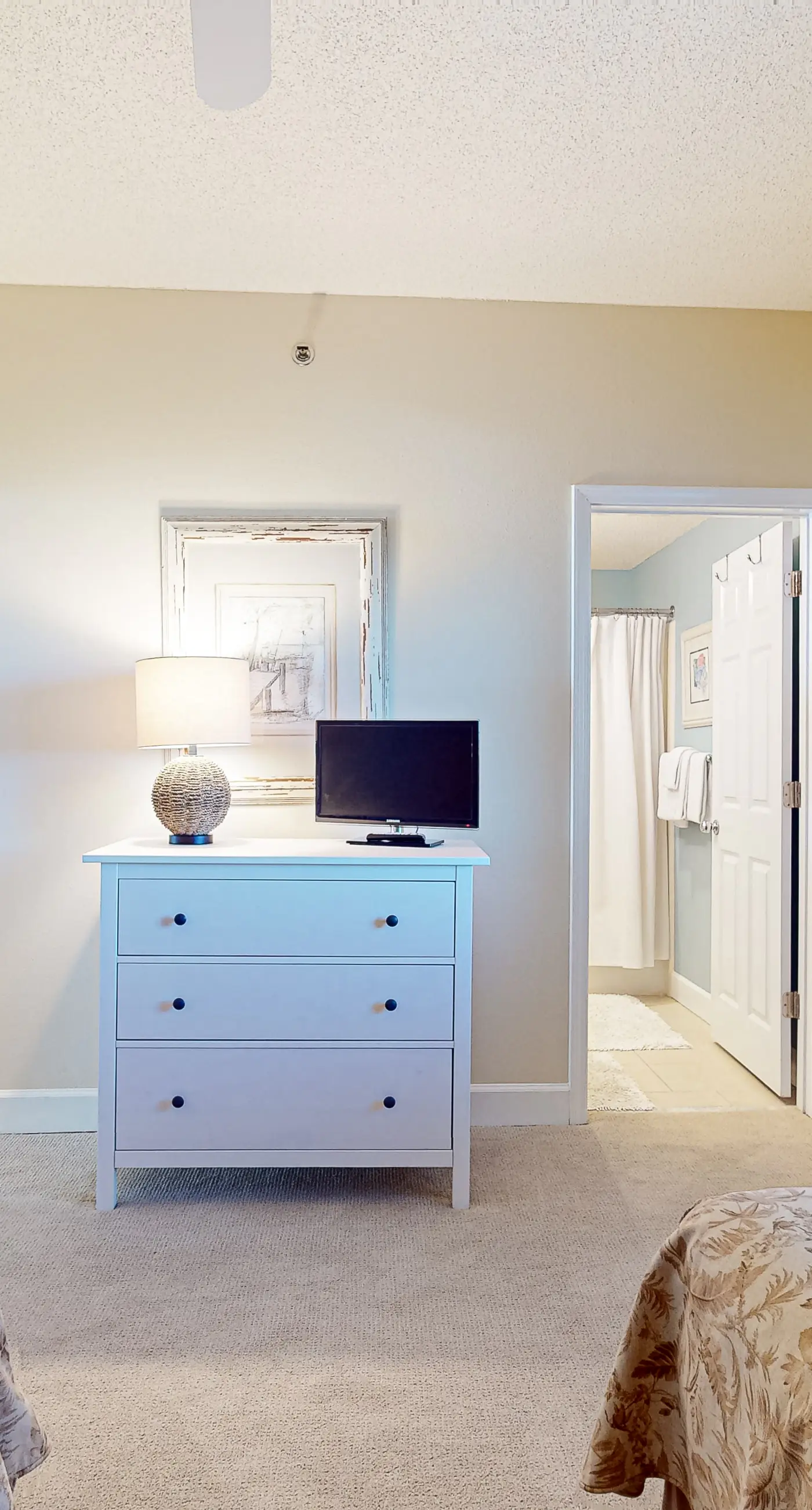 Gulf-front 10th-floor condo with beach views, sauna, gym, volleyball, pools, AC