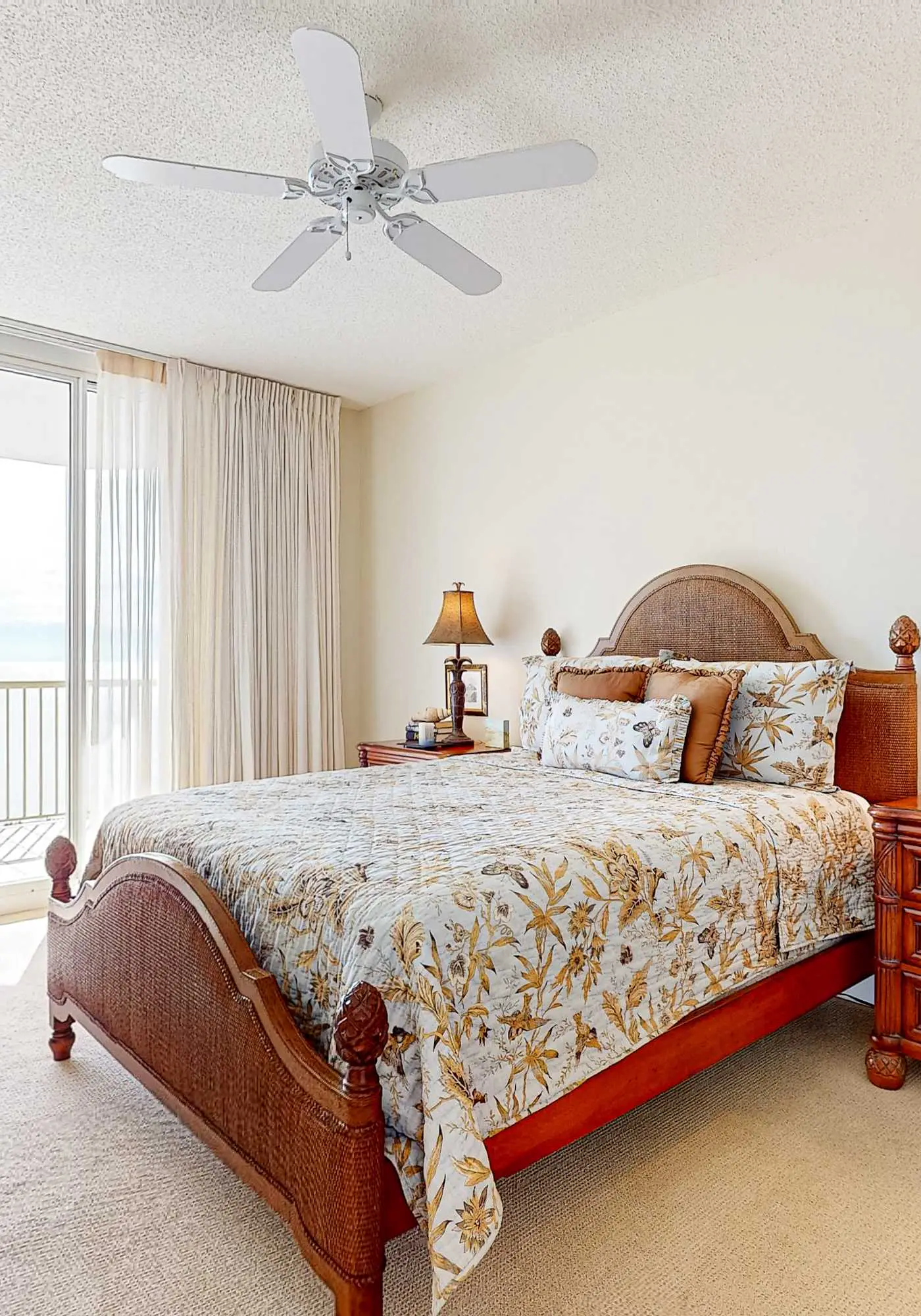 Gulf-front 10th-floor condo with beach views, sauna, gym, volleyball, pools, AC