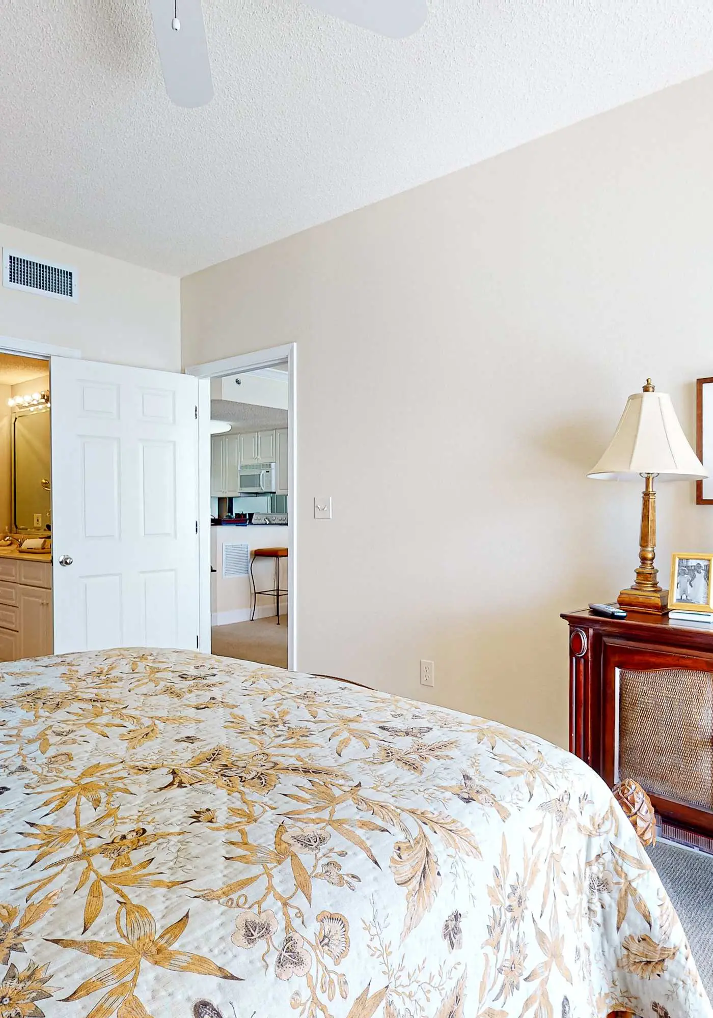 Gulf-front 10th-floor condo with beach views, sauna, gym, volleyball, pools, AC
