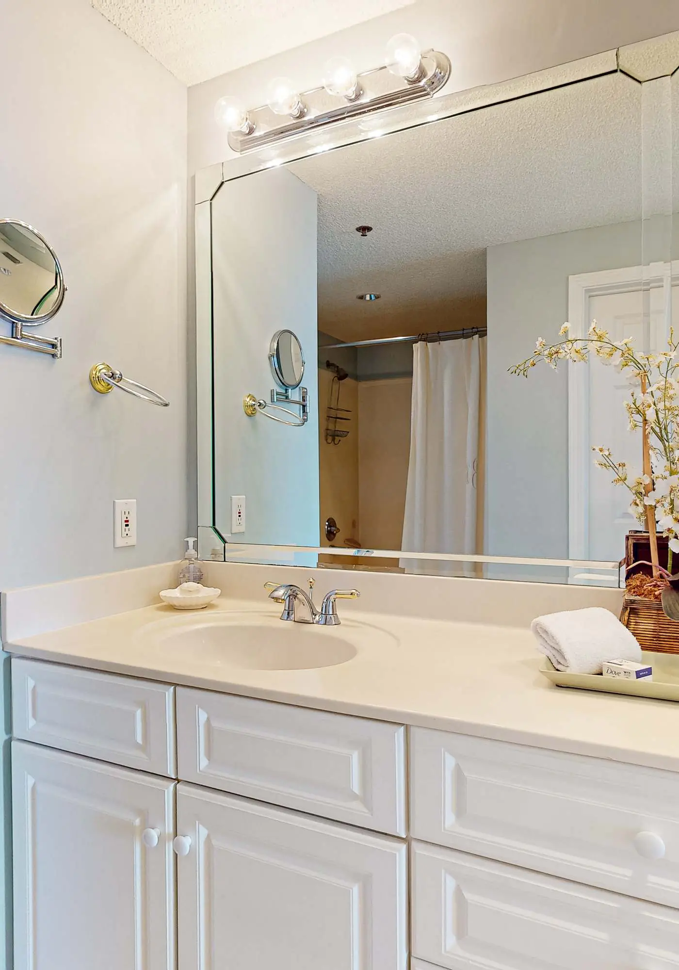 Gulf-front 10th-floor condo with beach views, sauna, gym, volleyball, pools, AC