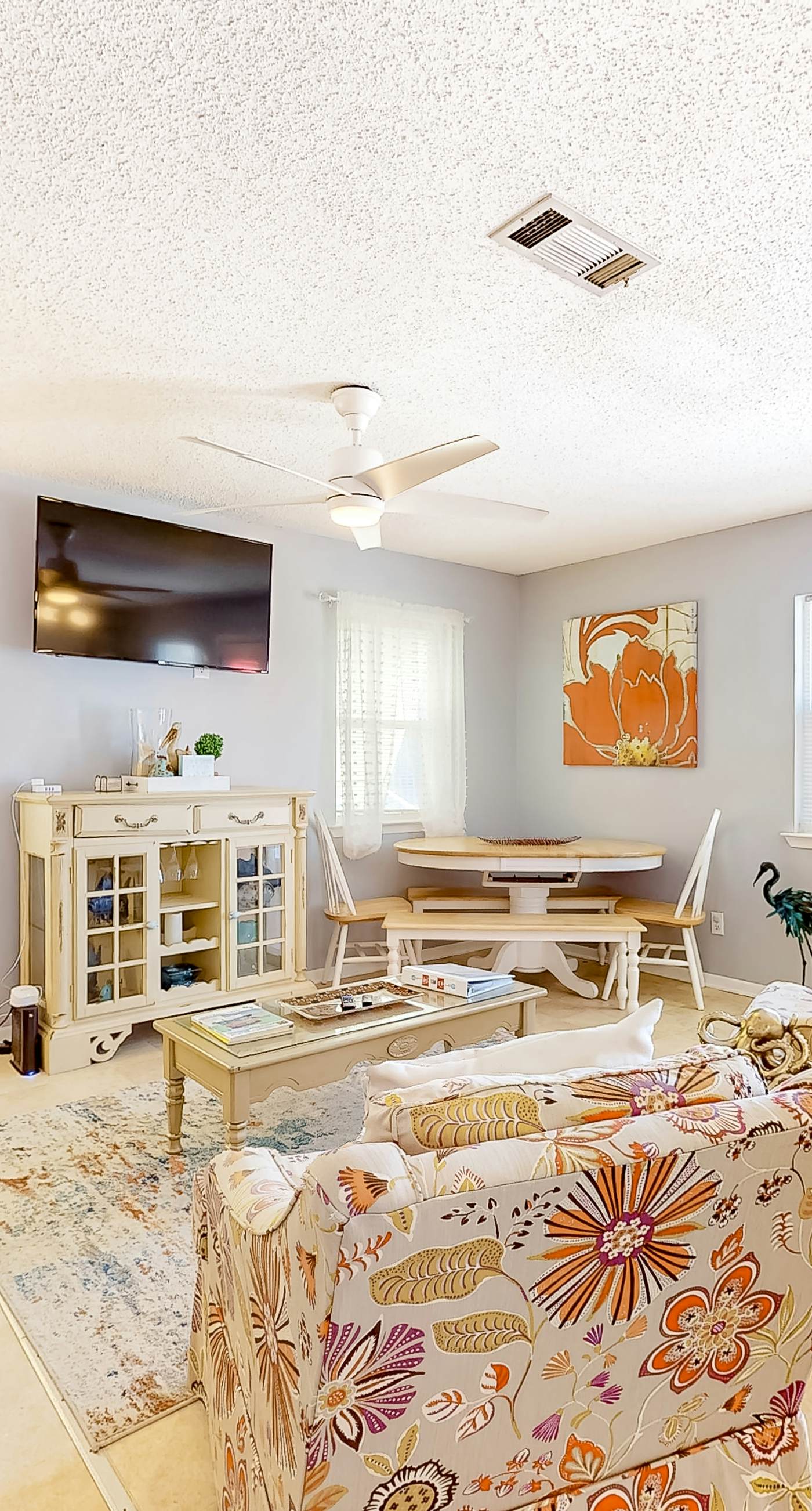 Dog-friendly duplex with a full kitchen, furnished deck, beach gear, & AC