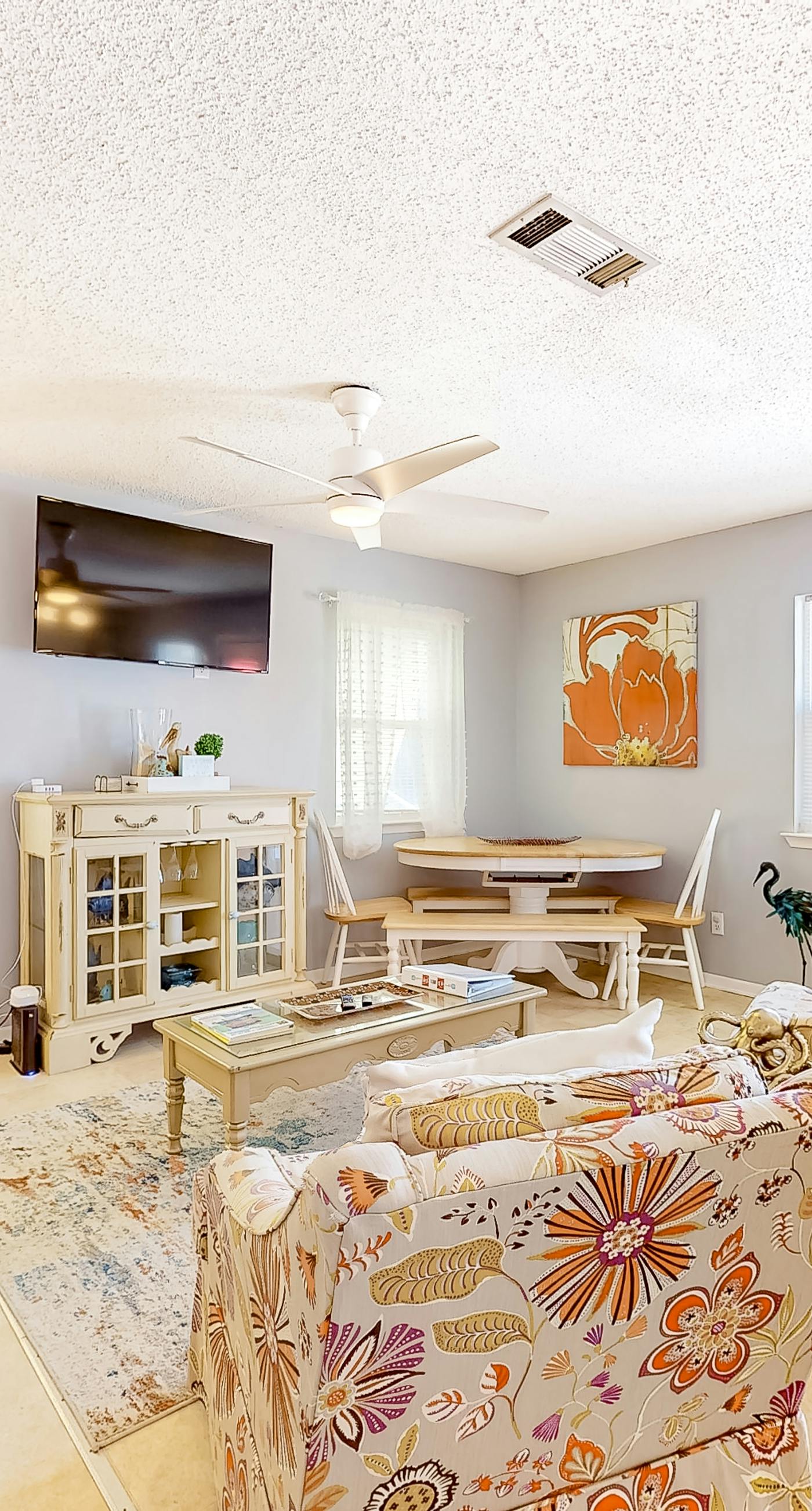 Dog-friendly duplex with a full kitchen, furnished deck, beach gear, & AC