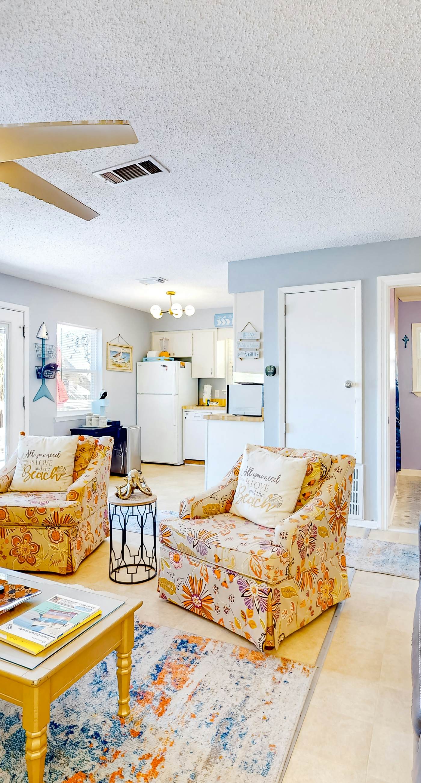 Dog-friendly duplex with a full kitchen, furnished deck, beach gear, & AC