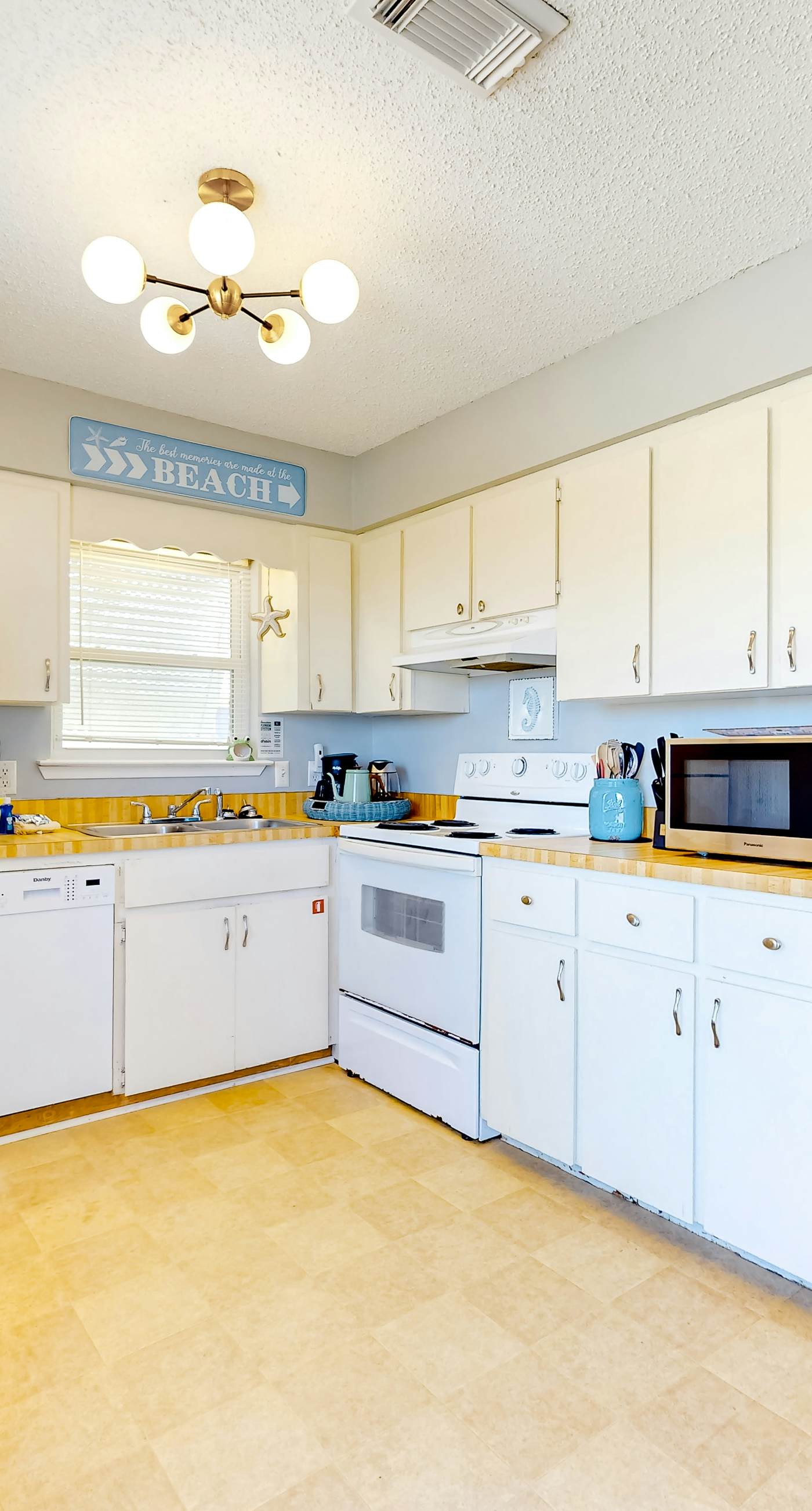 Dog-friendly duplex with a full kitchen, furnished deck, beach gear, & AC
