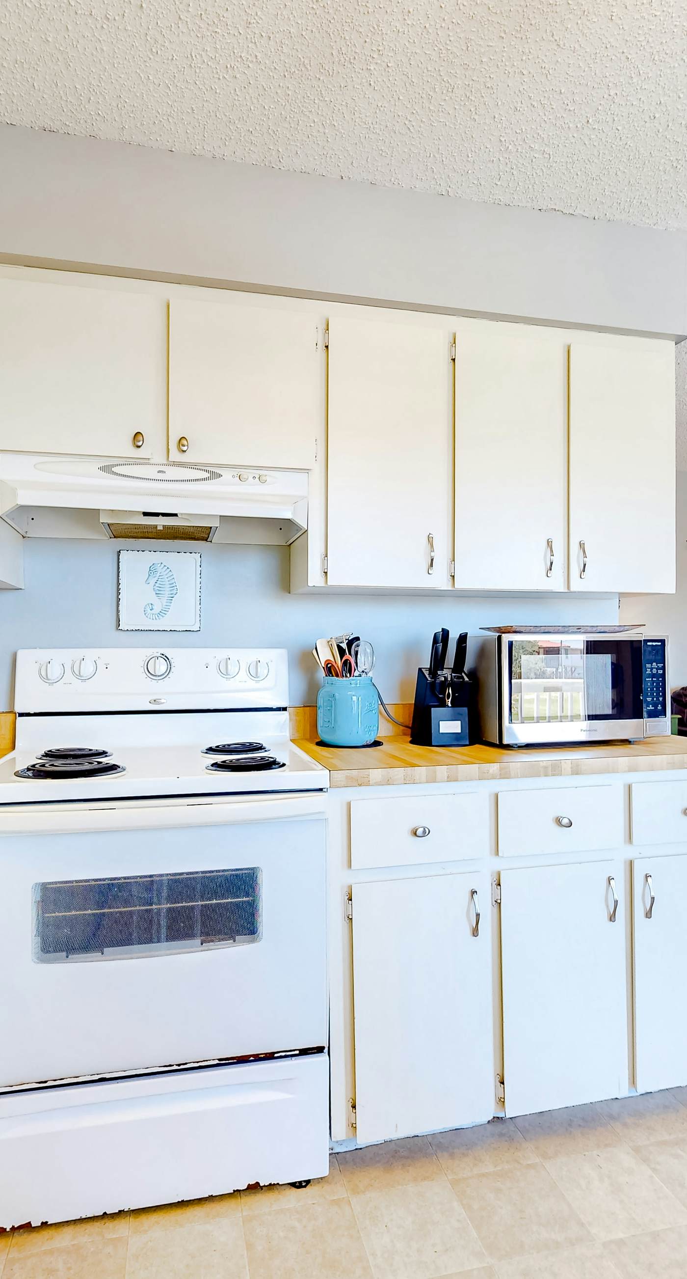 Dog-friendly duplex with a full kitchen, furnished deck, beach gear, & AC