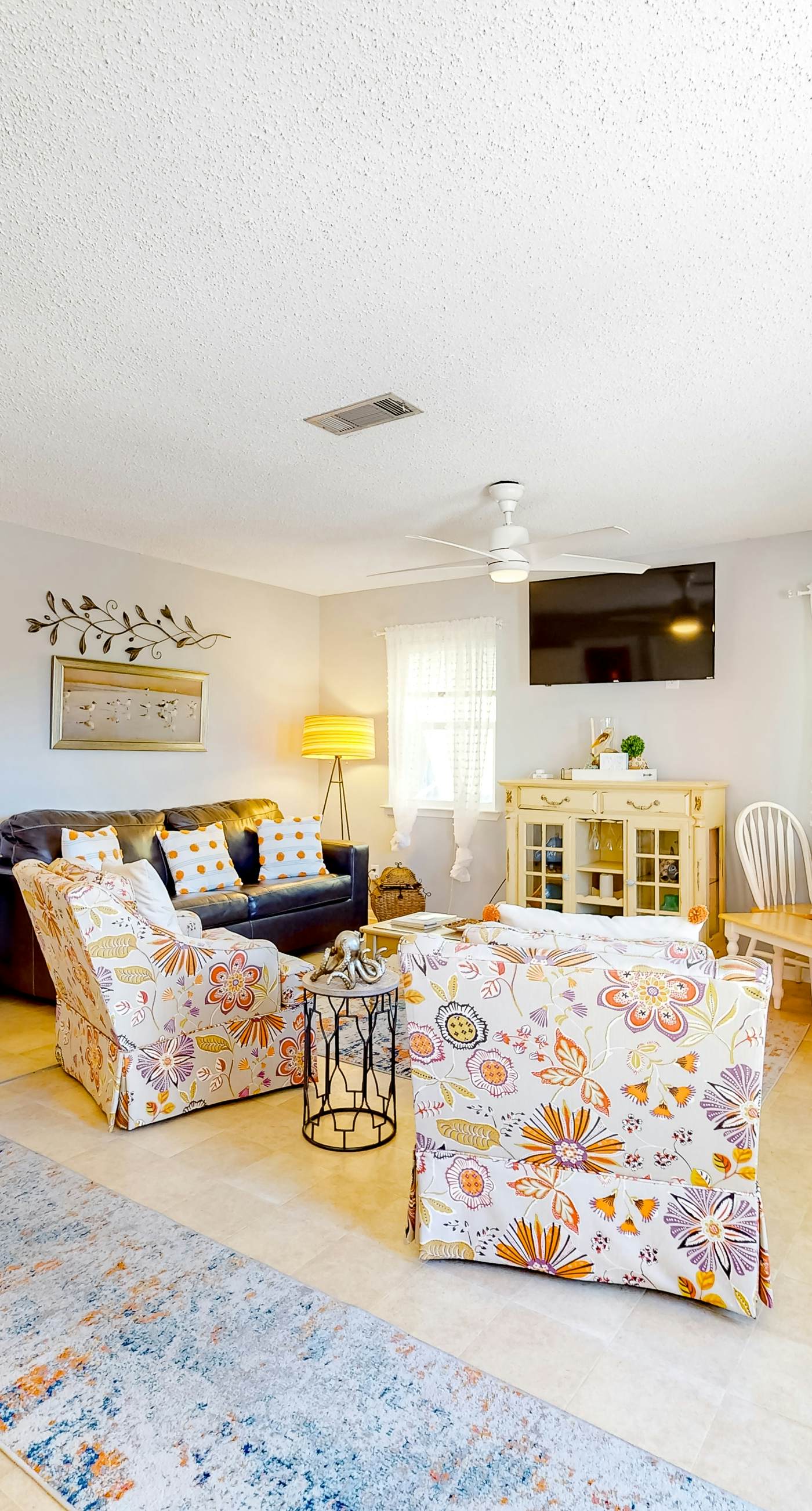 Dog-friendly duplex with a full kitchen, furnished deck, beach gear, & AC