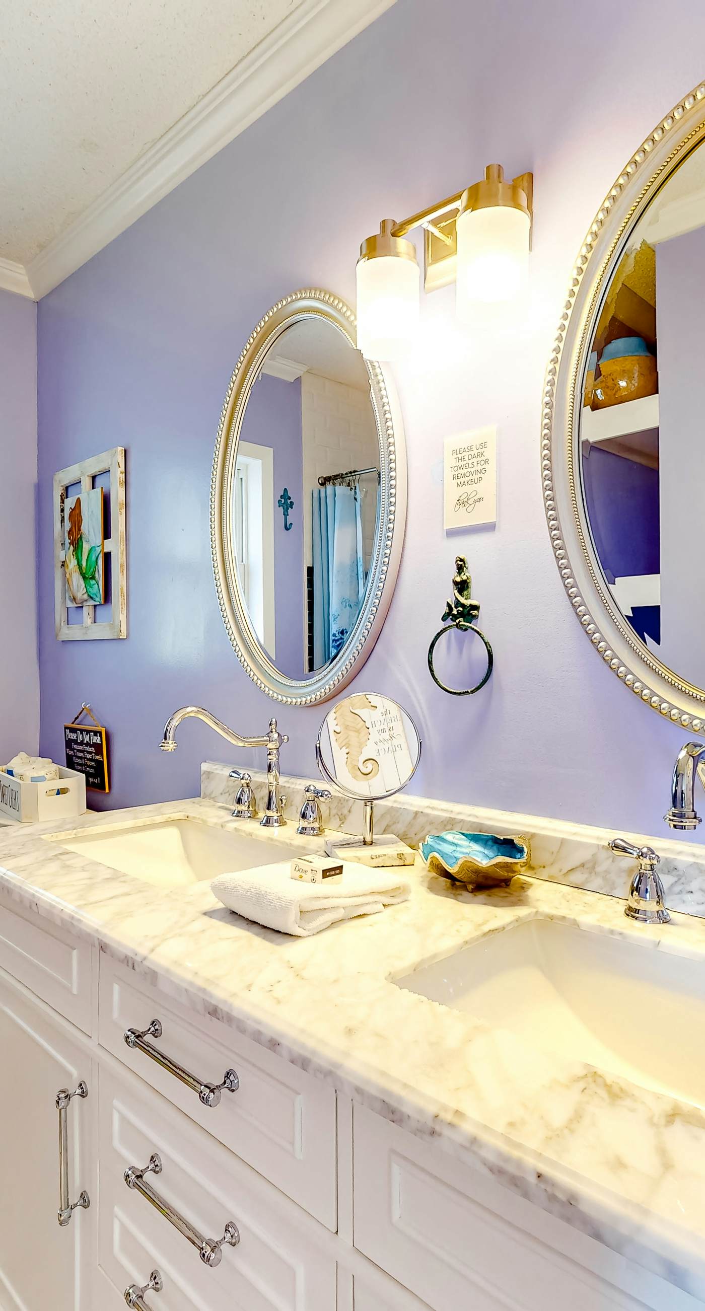 Dog-friendly duplex with a full kitchen, furnished deck, beach gear, & AC