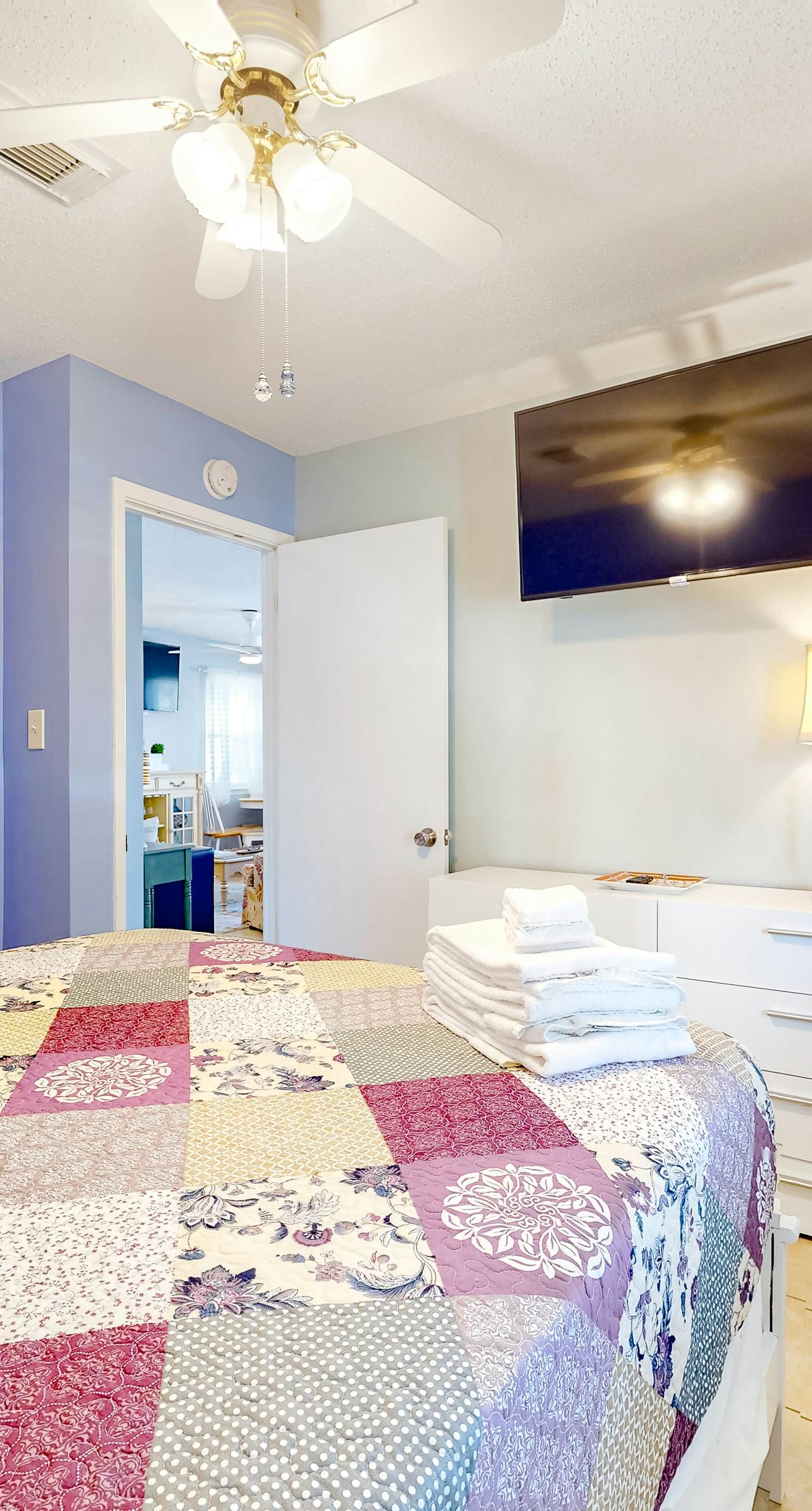 Dog-friendly duplex with a full kitchen, furnished deck, beach gear, & AC