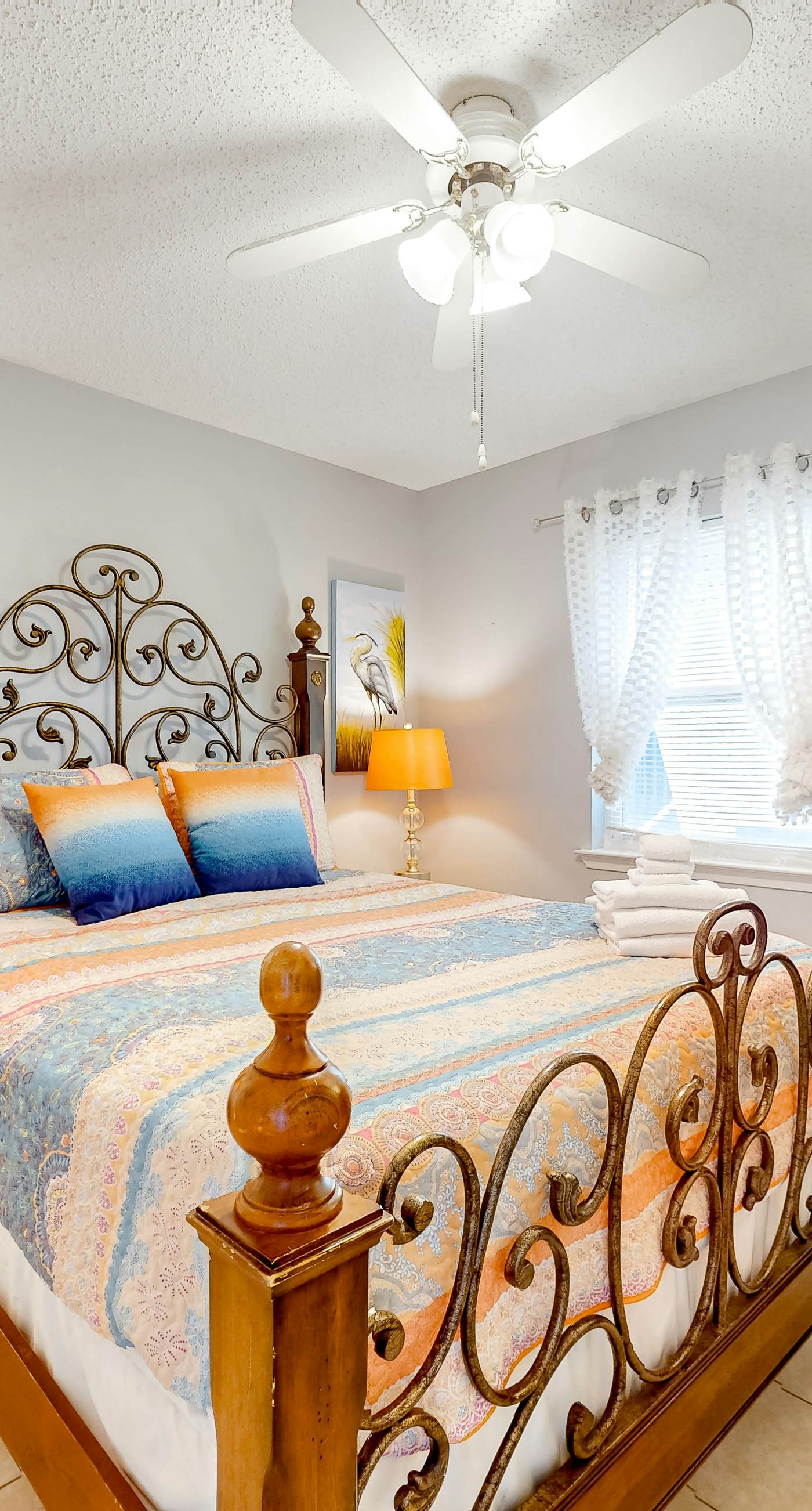 Dog-friendly duplex with a full kitchen, furnished deck, beach gear, & AC