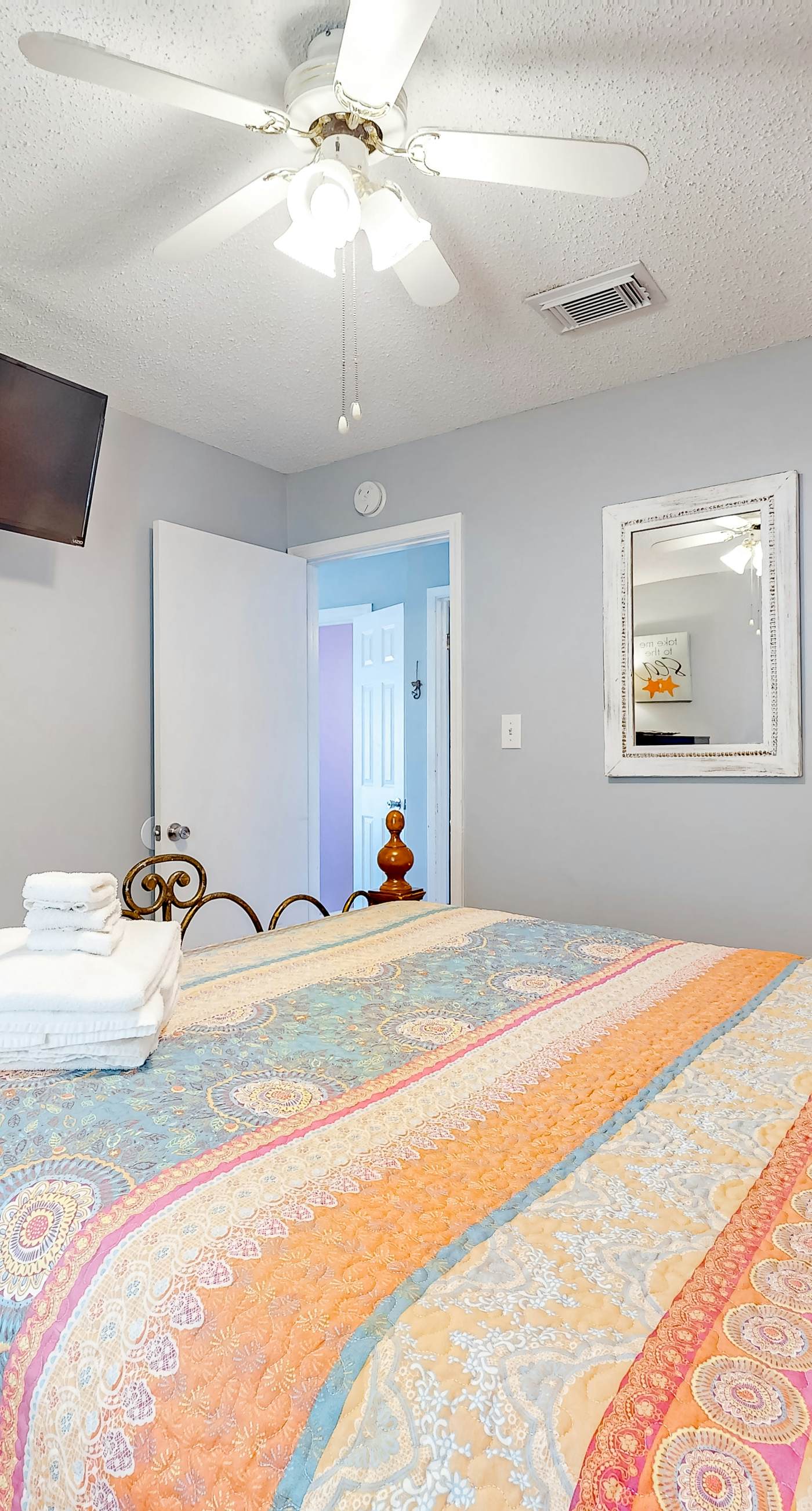 Dog-friendly duplex with a full kitchen, furnished deck, beach gear, & AC