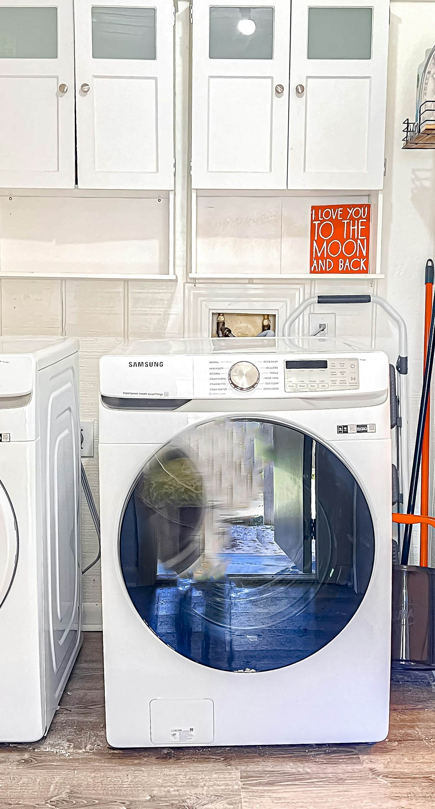 Dog-friendly duplex with a full kitchen, furnished deck, beach gear, & AC