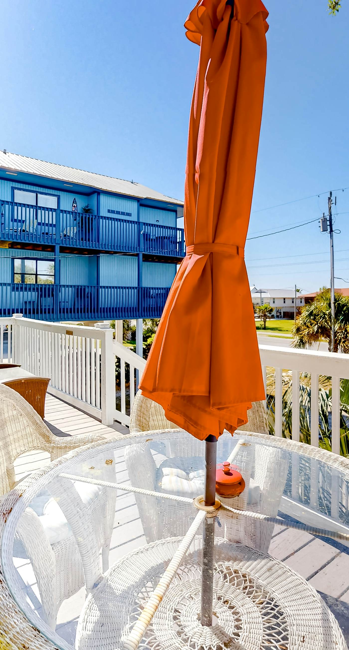 Dog-friendly duplex with a full kitchen, furnished deck, beach gear, & AC