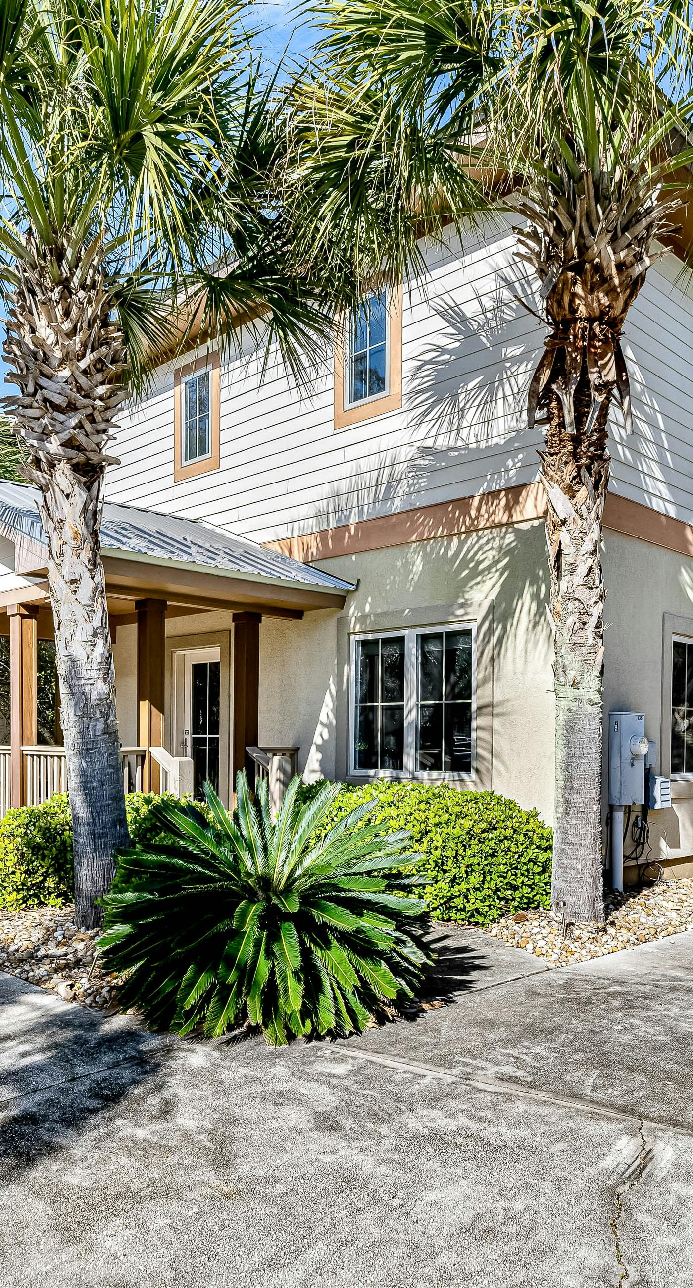 Two-story guesthouse with pool, central AC, W&D, & full kitchen