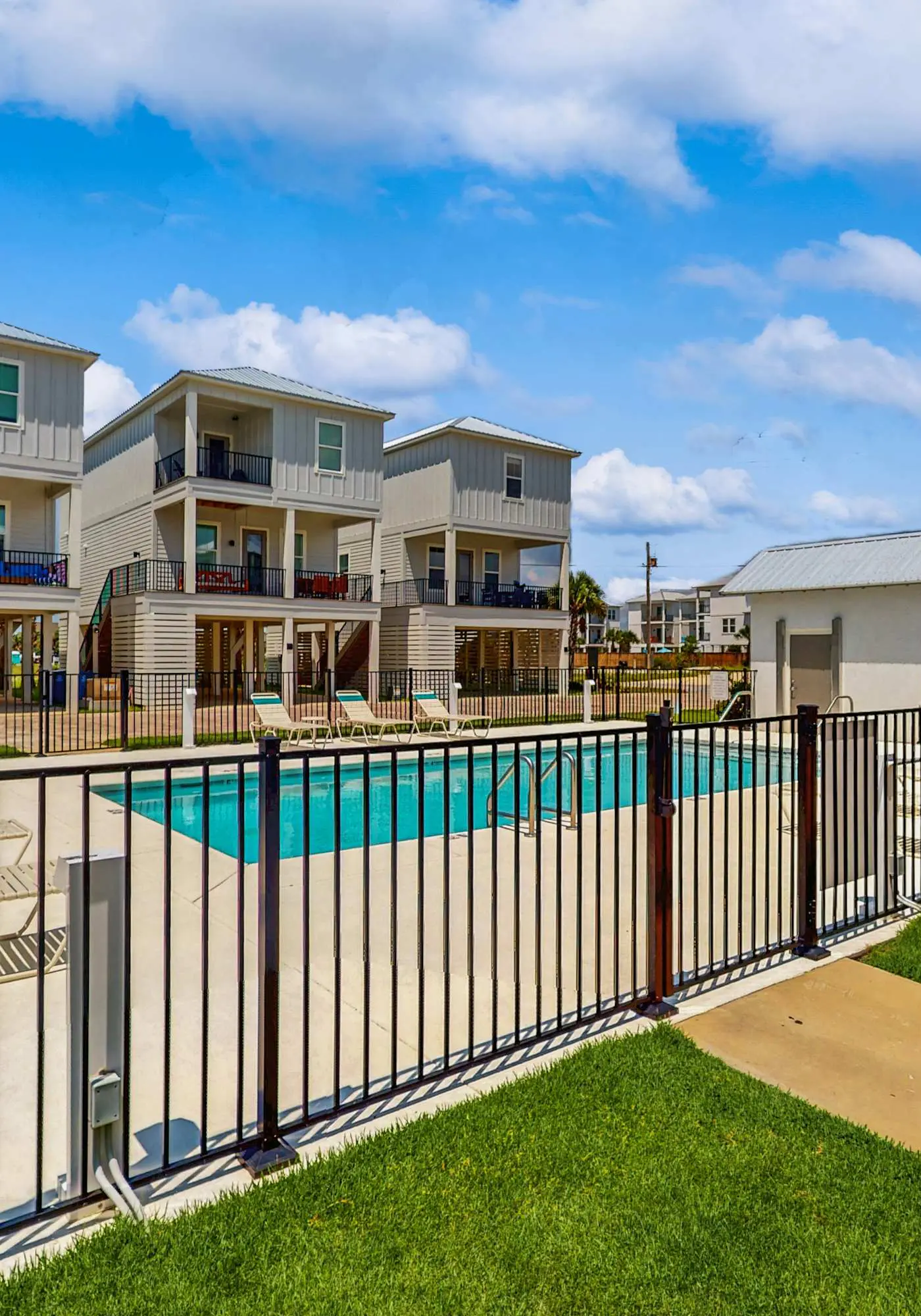 Brillant cottage near beach with shared pool, balcony, and washer & dryer