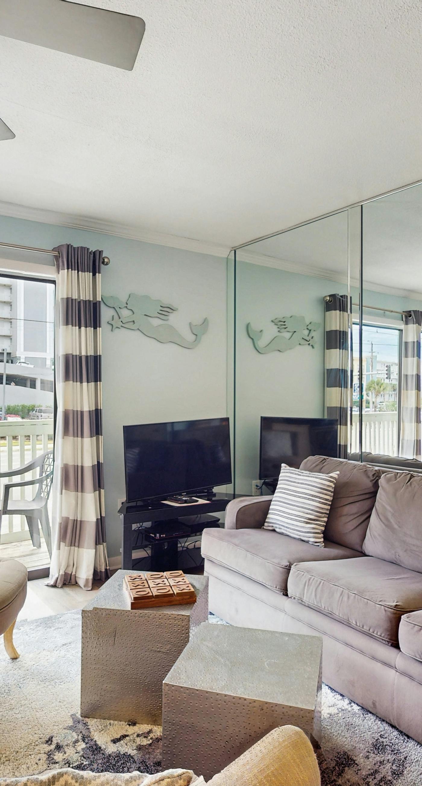 Coastal condo close to the beach with balcony - walk everywhere!