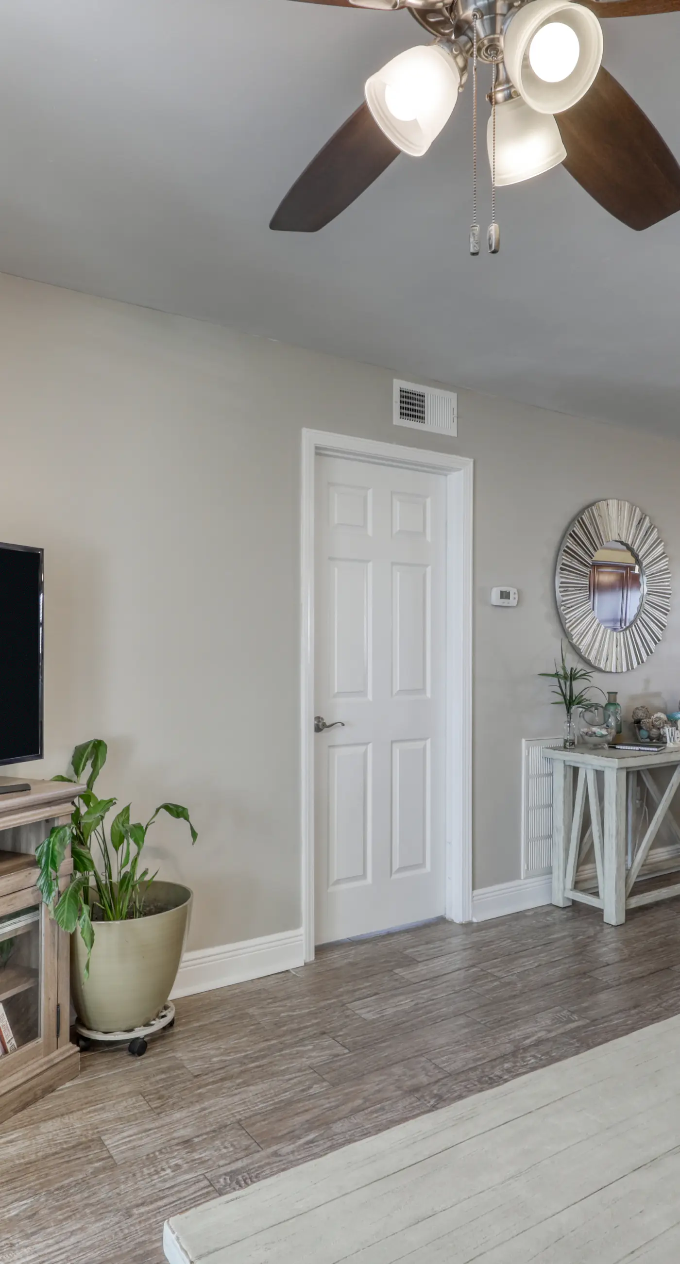 Gulf front condo with beach views, pools & free WiFi
