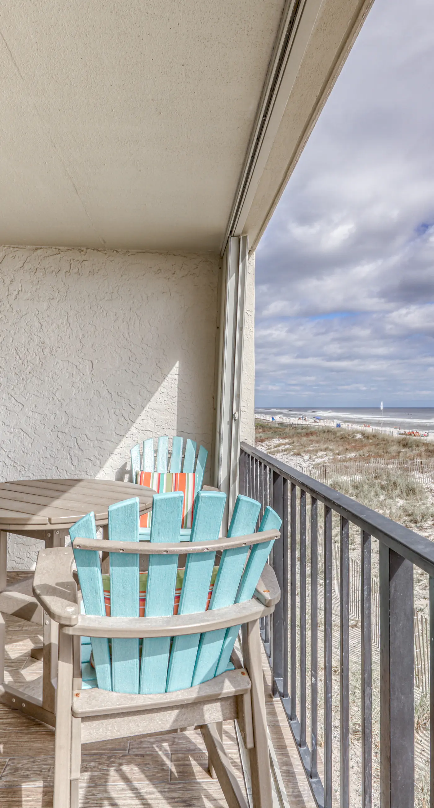 Gulf front condo with beach views, pools & free WiFi