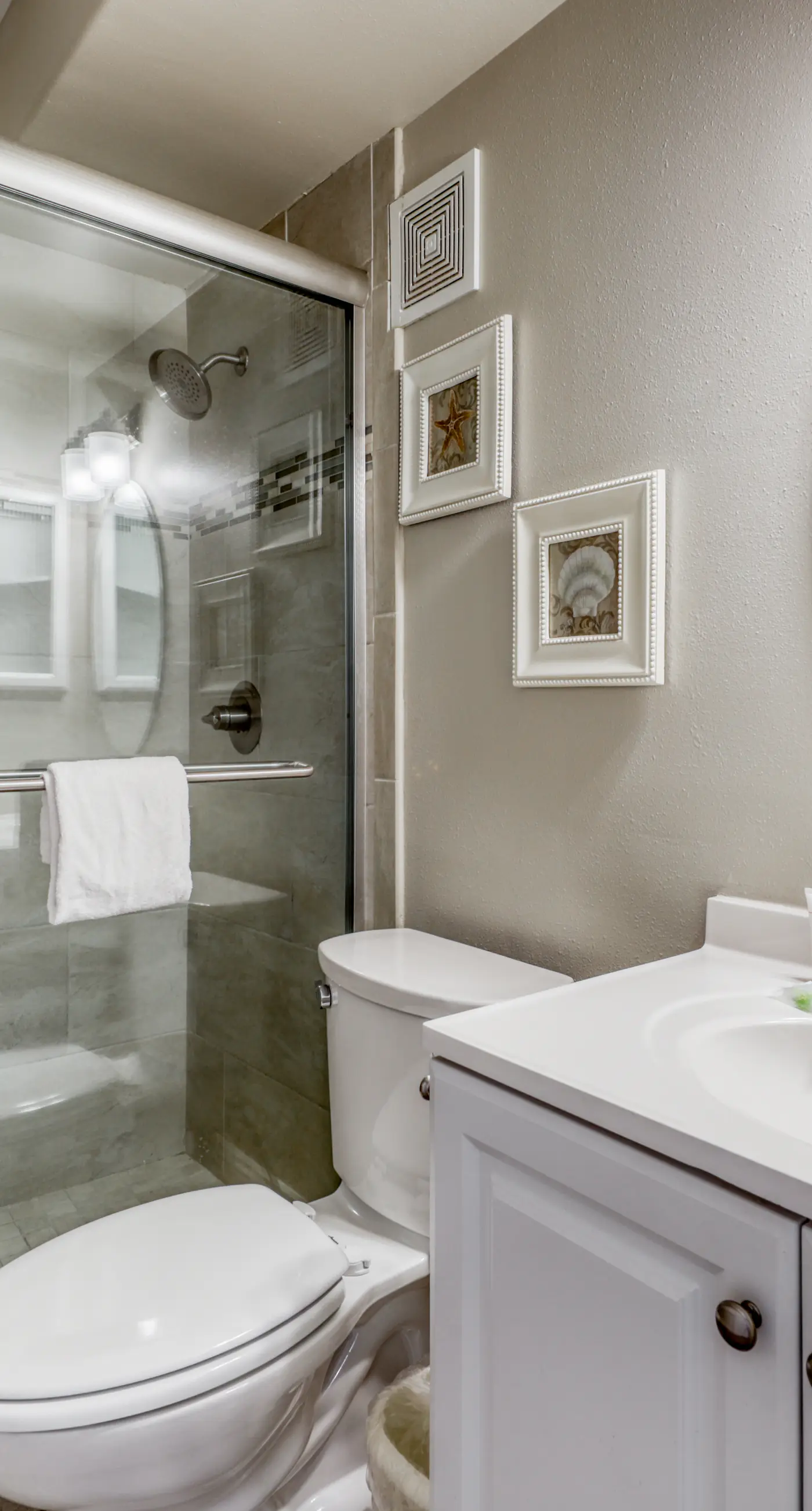 Gulf front condo with beach views, pools & free WiFi