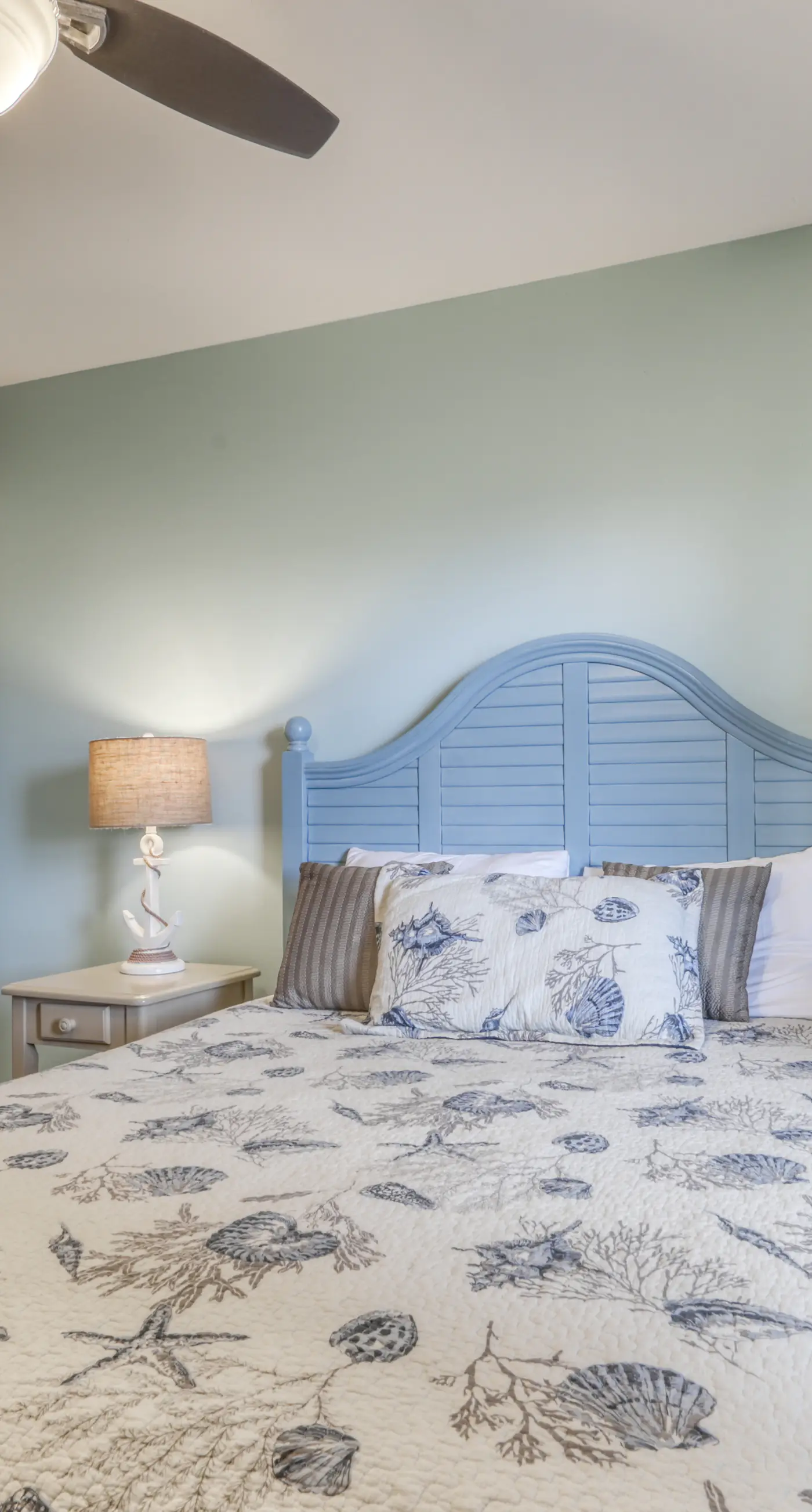 Gulf front condo with beach views, pools & free WiFi