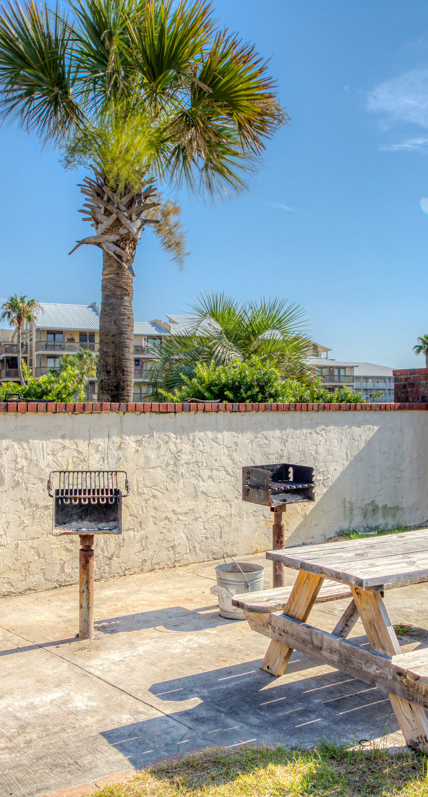 Gulf front condo with beach views, pools & free WiFi