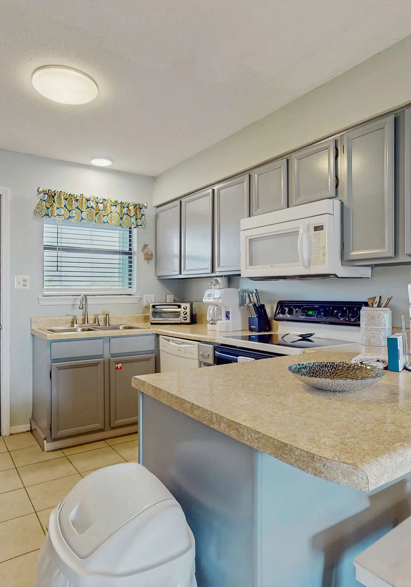 Beachview condo with community pools, grills, and internet