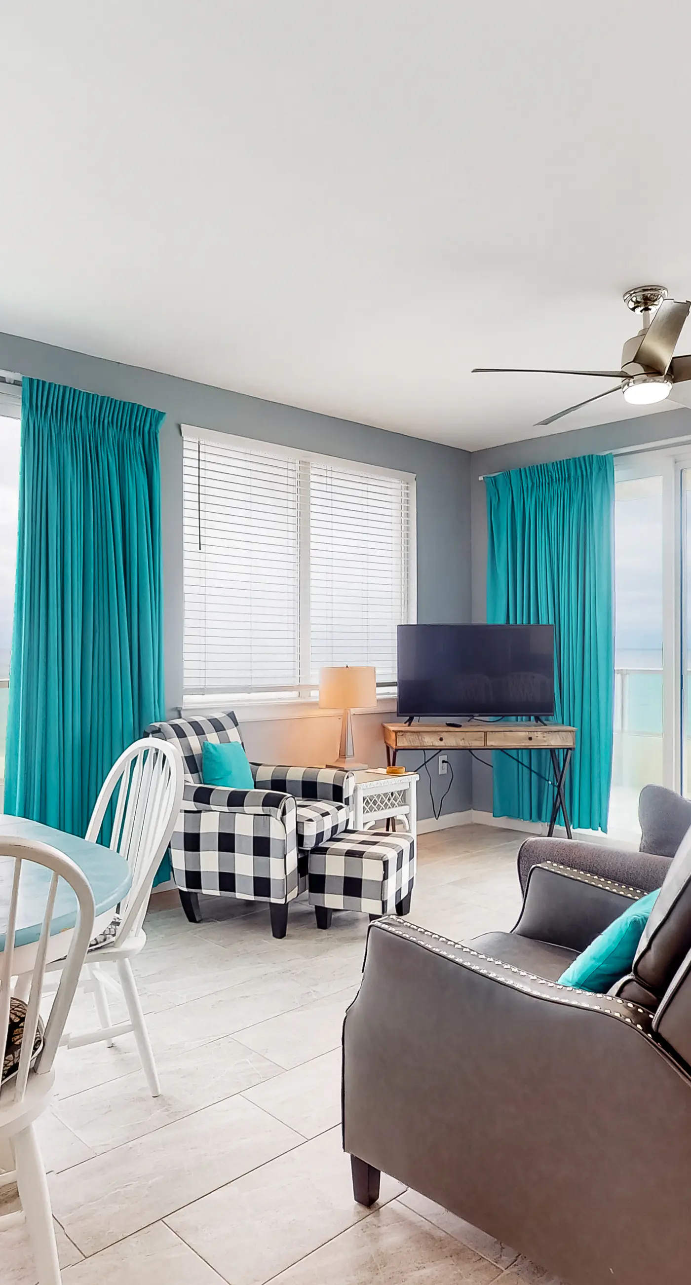 Top-floor, dog-friendly condo right on the beach with pool & fantastic views