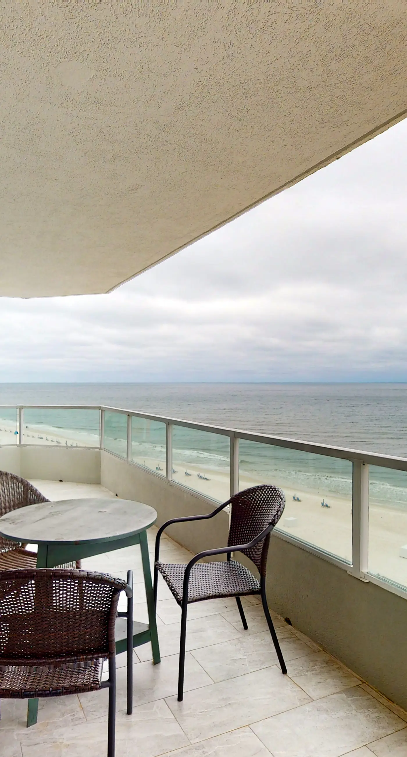Top-floor, dog-friendly condo right on the beach with pool & fantastic views