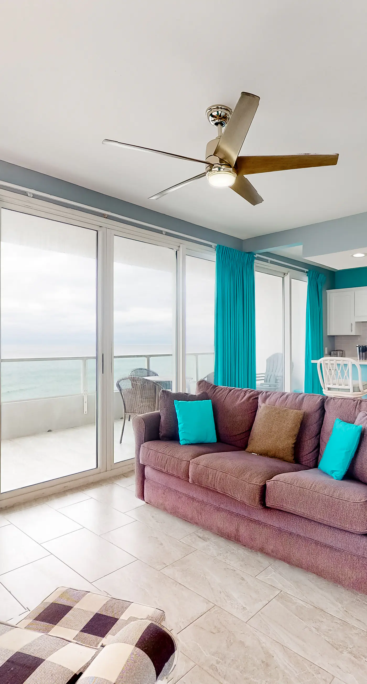 Top-floor, dog-friendly condo right on the beach with pool & fantastic views