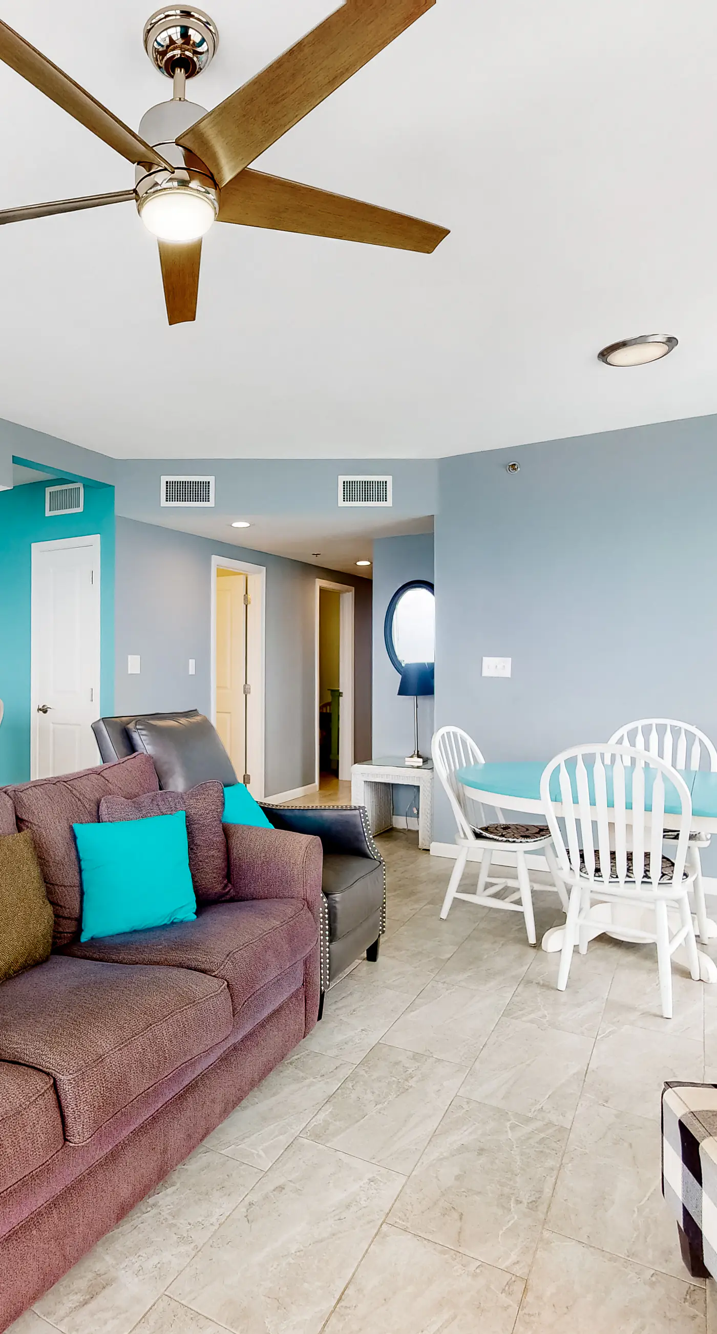 Top-floor, dog-friendly condo right on the beach with pool & fantastic views