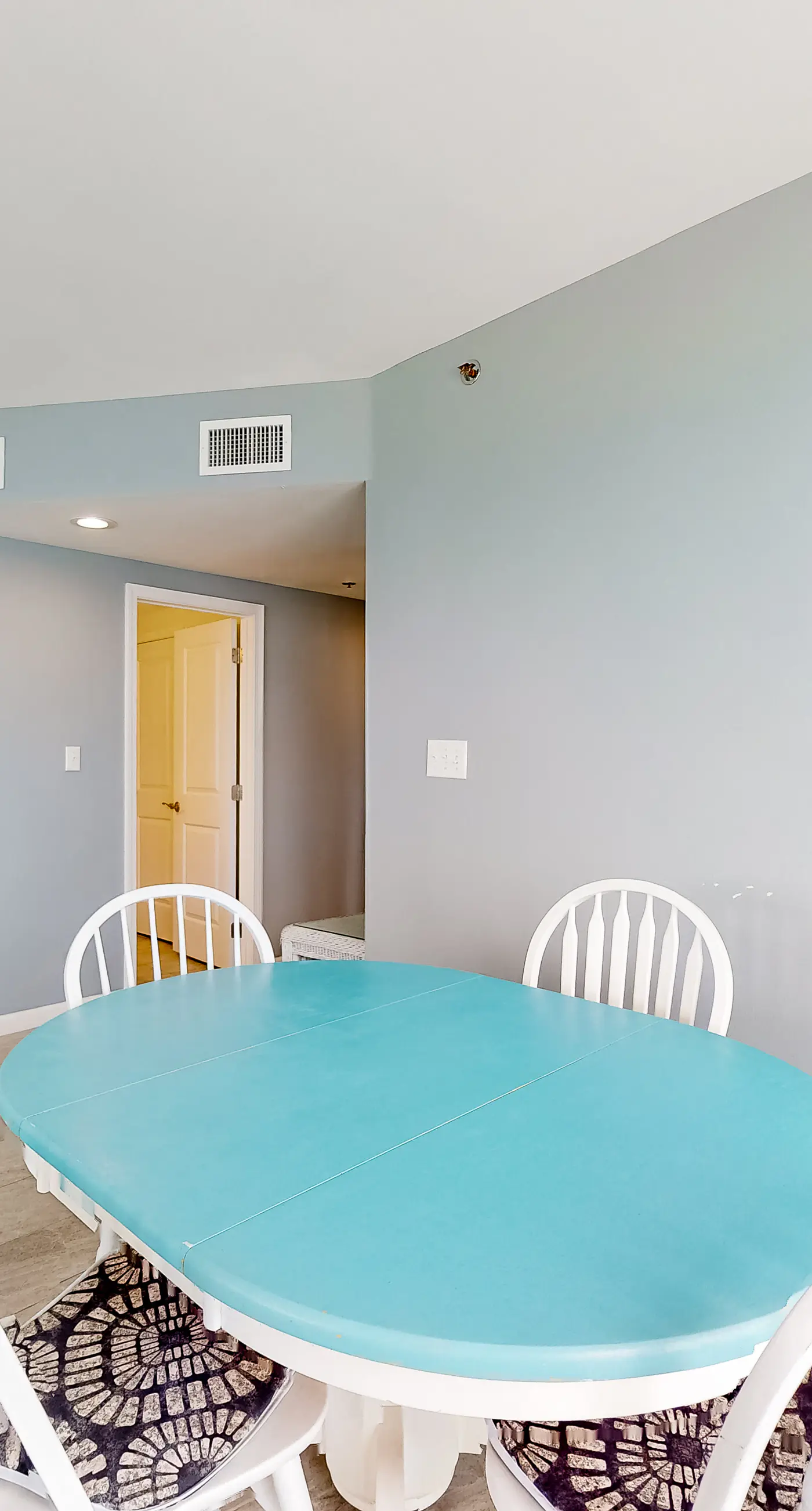 Top-floor, dog-friendly condo right on the beach with pool & fantastic views