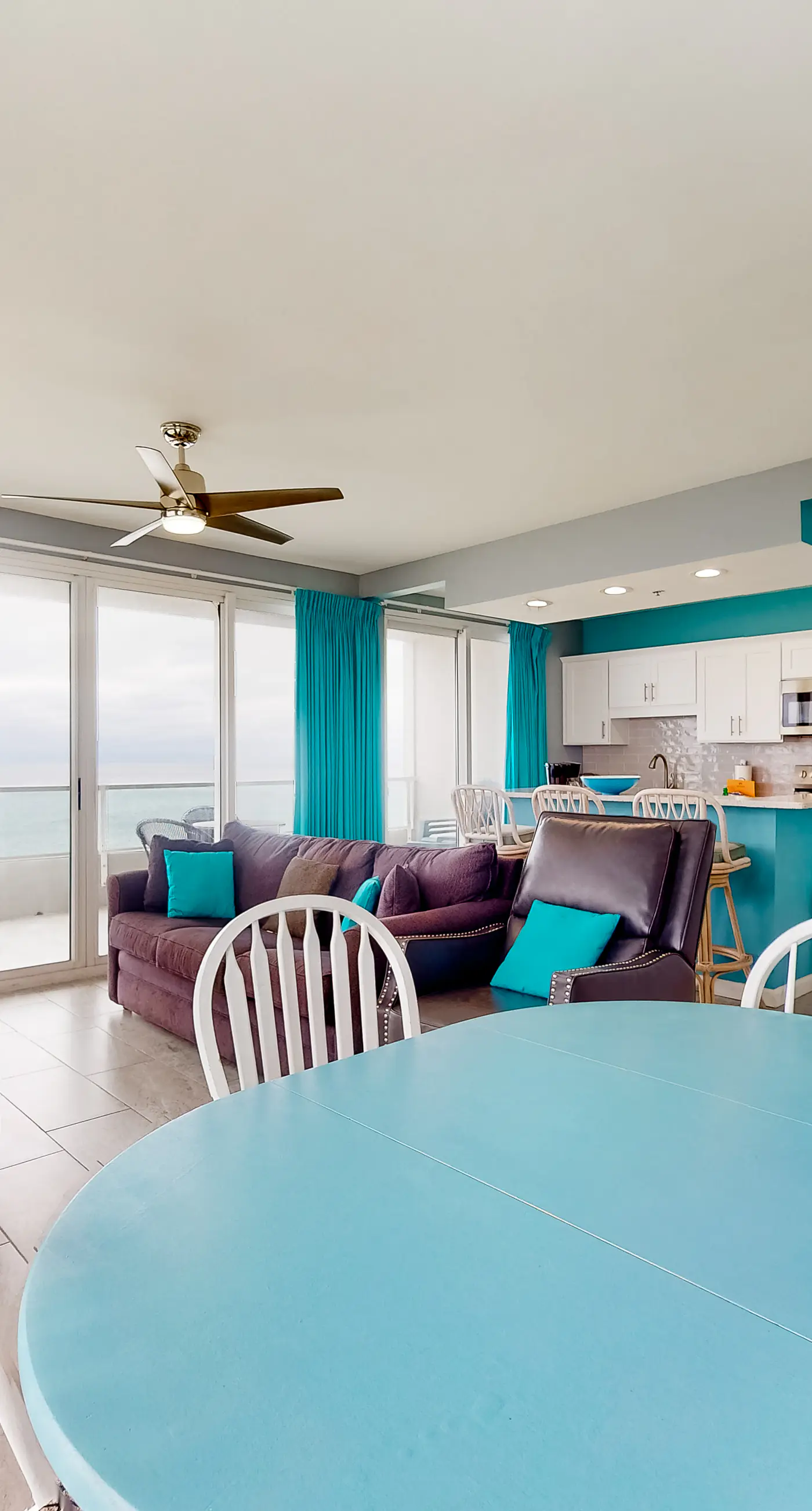 Top-floor, dog-friendly condo right on the beach with pool & fantastic views