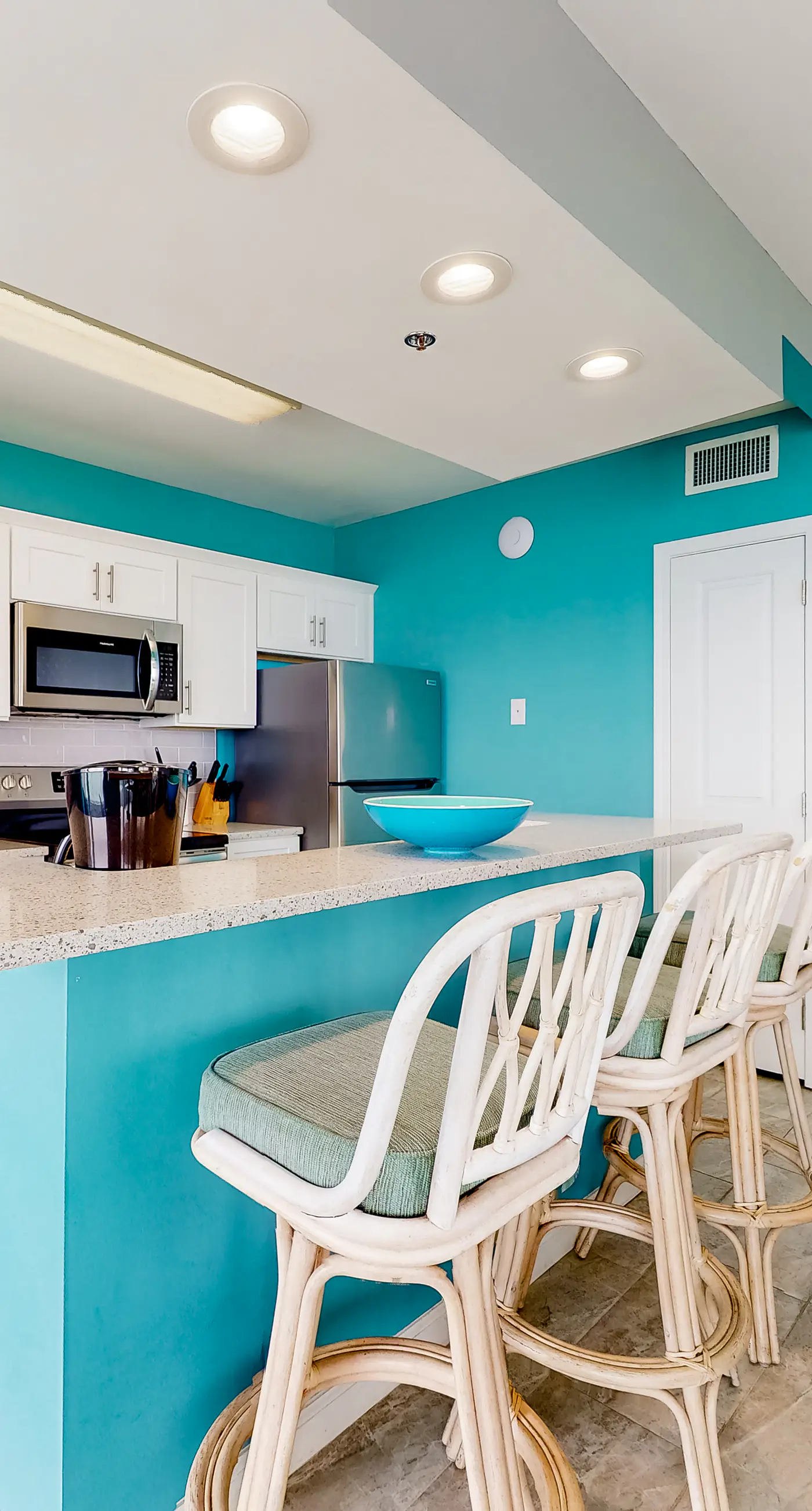 Top-floor, dog-friendly condo right on the beach with pool & fantastic views
