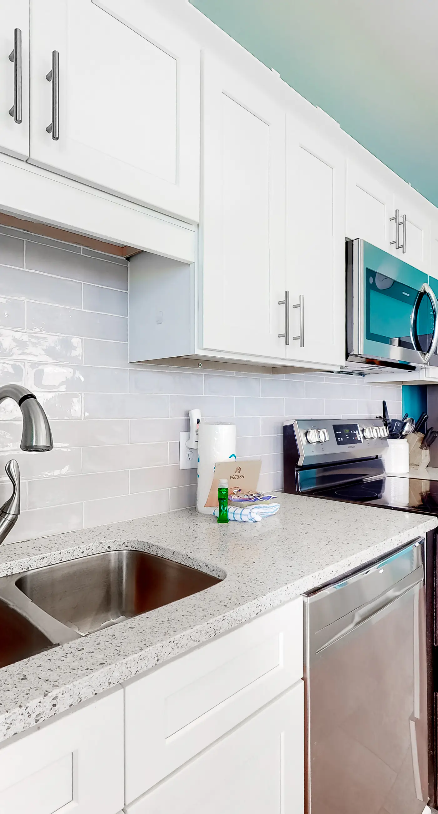 Top-floor, dog-friendly condo right on the beach with pool & fantastic views