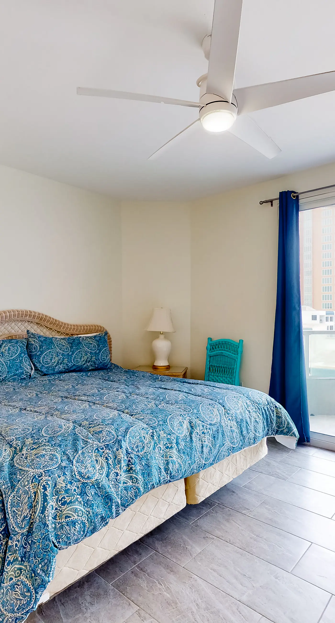 Top-floor, dog-friendly condo right on the beach with pool & fantastic views