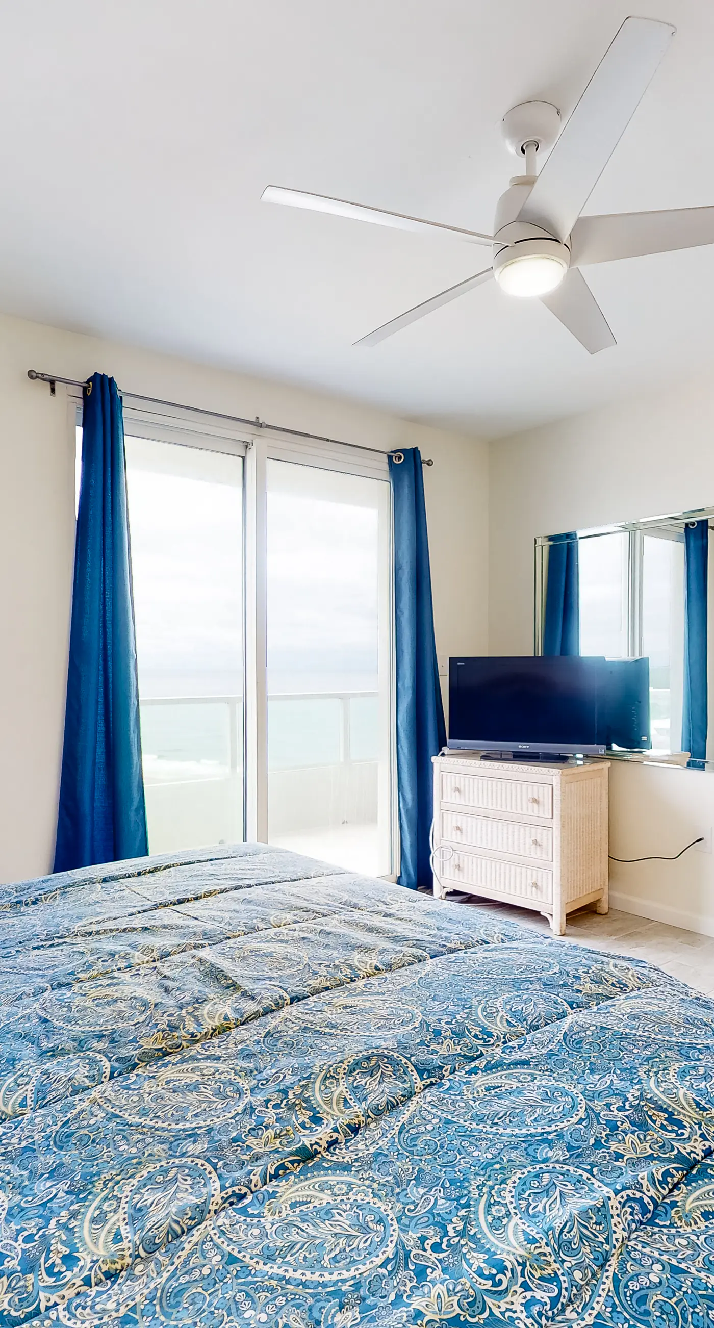 Top-floor, dog-friendly condo right on the beach with pool & fantastic views