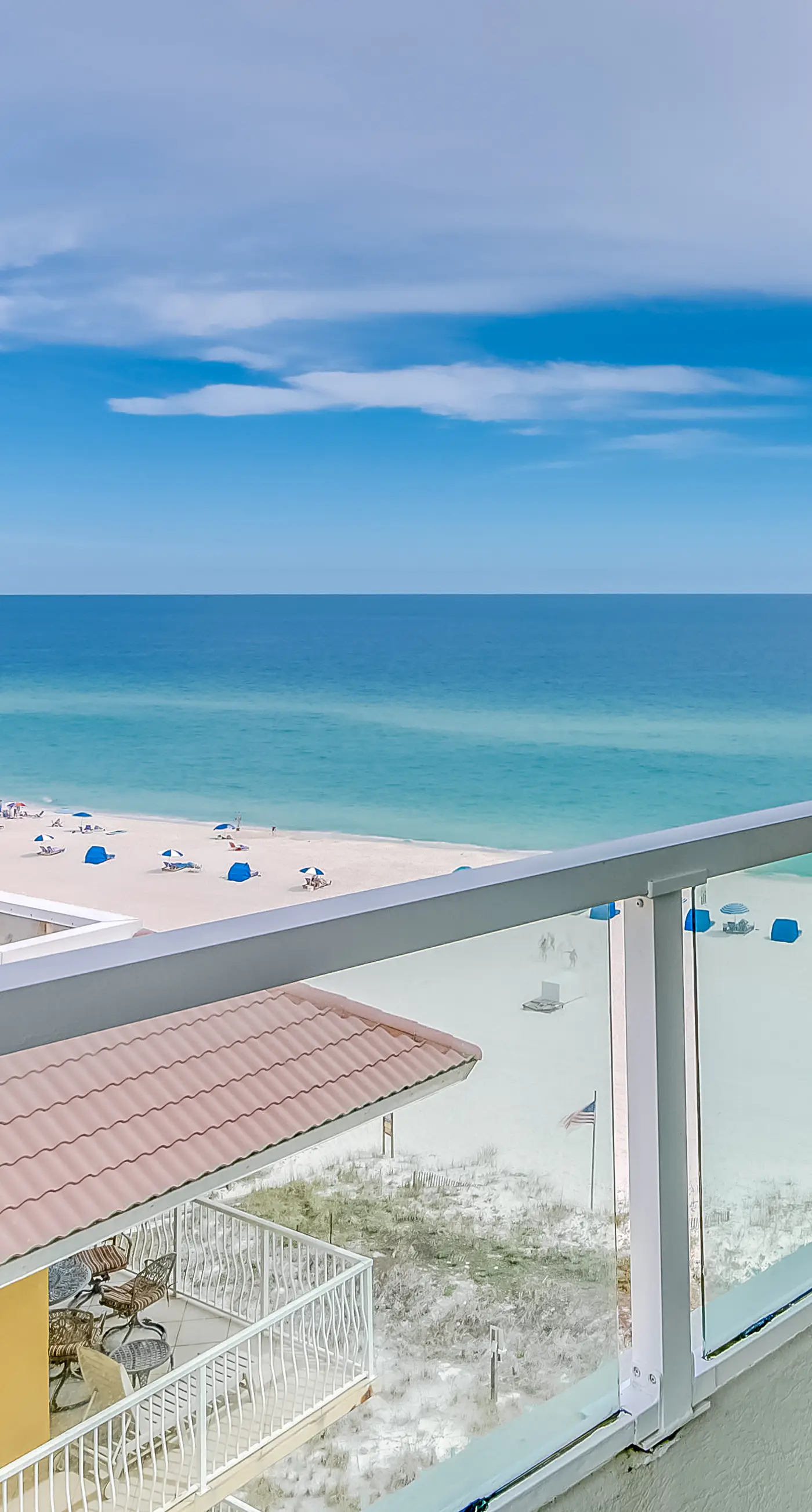 Top-floor, dog-friendly condo right on the beach with pool & fantastic views