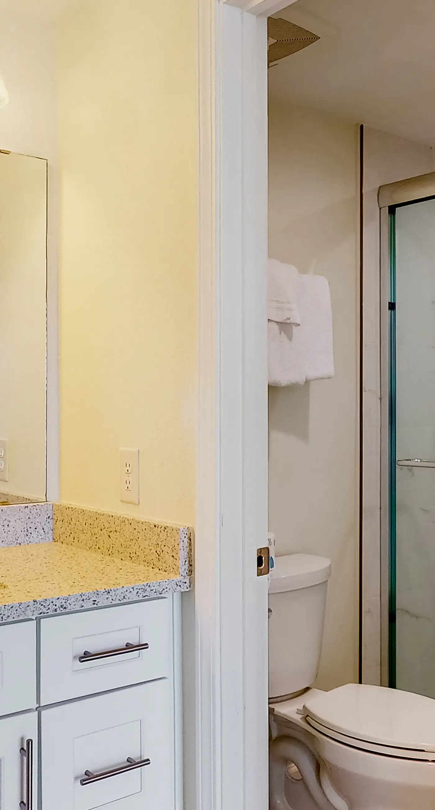 Top-floor, dog-friendly condo right on the beach with pool & fantastic views