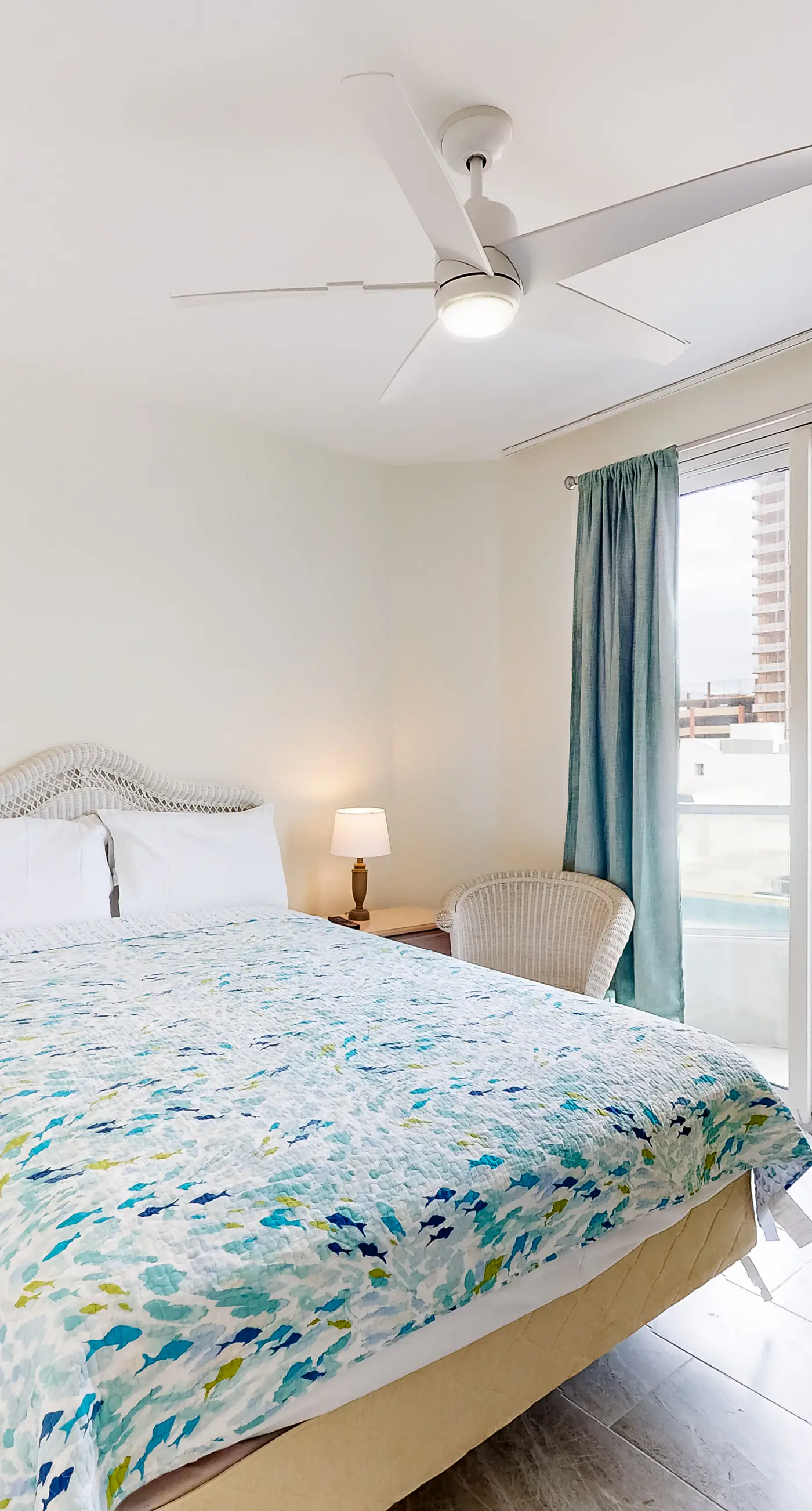 Top-floor, dog-friendly condo right on the beach with pool & fantastic views