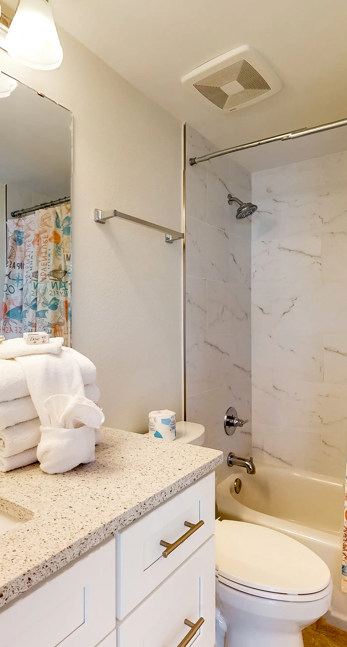 Top-floor, dog-friendly condo right on the beach with pool & fantastic views