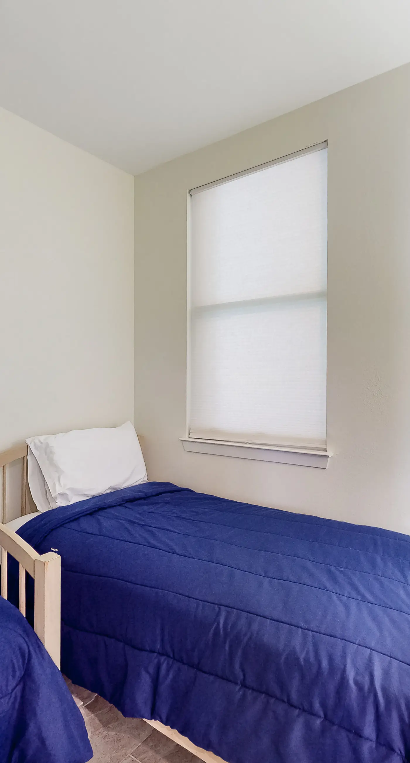 Top-floor, dog-friendly condo right on the beach with pool & fantastic views