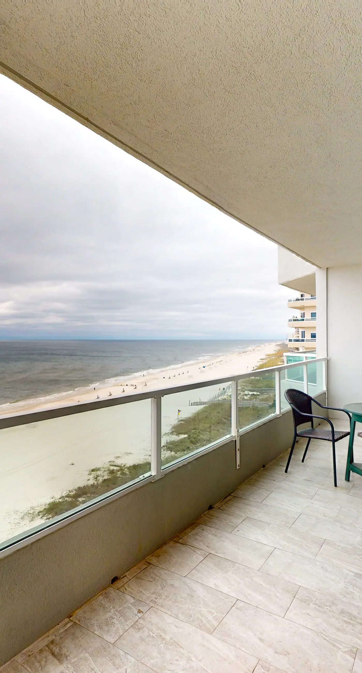 Top-floor, dog-friendly condo right on the beach with pool & fantastic views